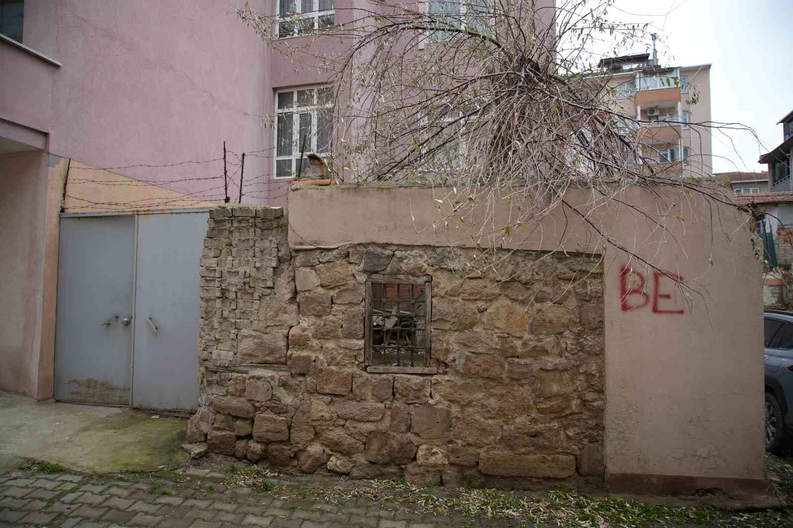 Edirne’de ilginç manzara: Osmanlı dönemi kabri apartman bahçesinde kaldı