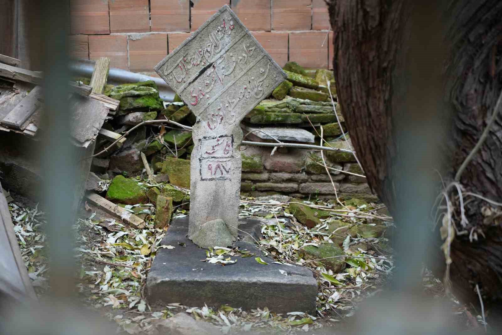 Edirne’de ilginç manzara: Osmanlı dönemi kabri apartman bahçesinde kaldı