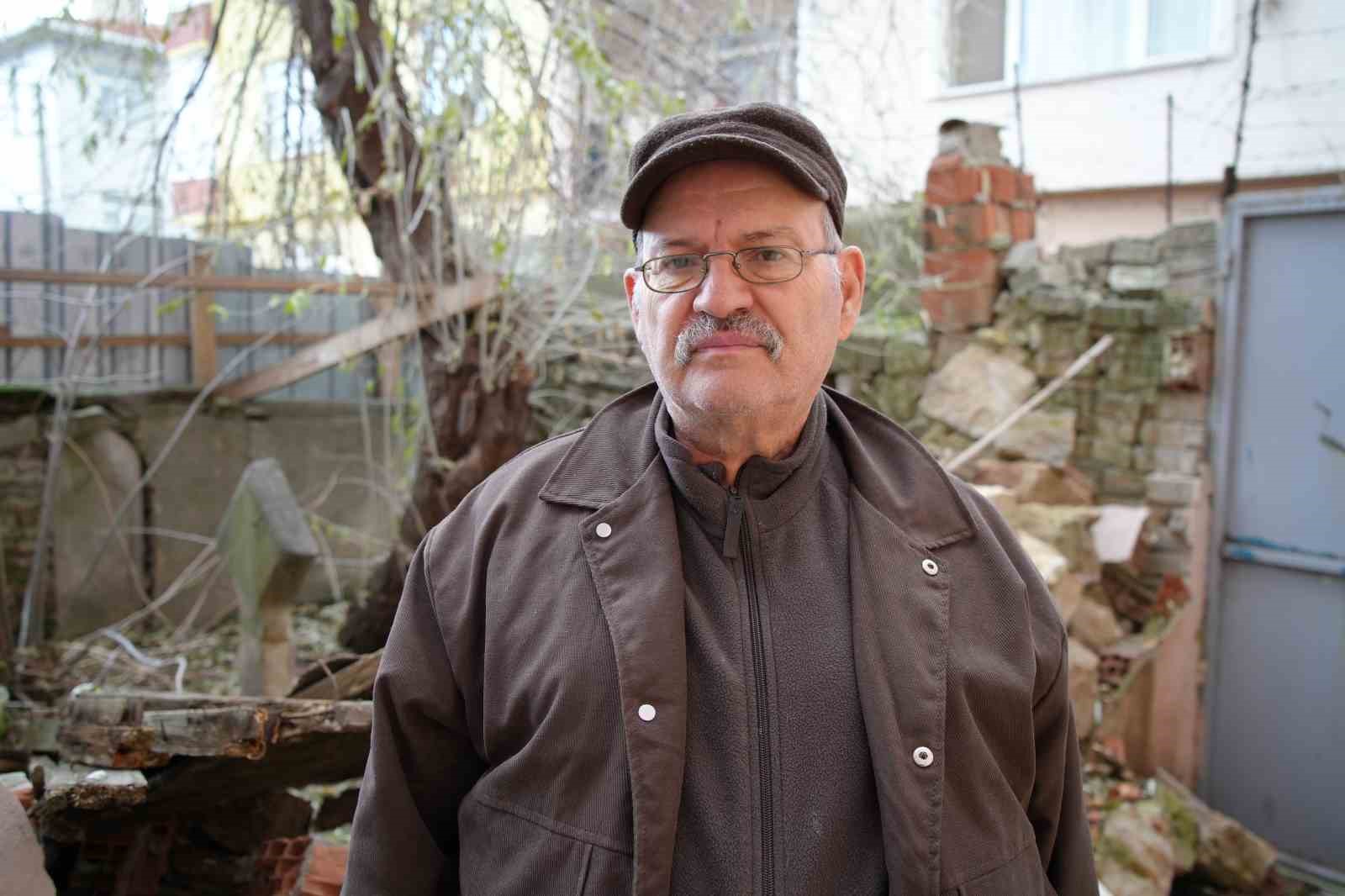 Edirne’de ilginç manzara: Osmanlı dönemi kabri apartman bahçesinde kaldı