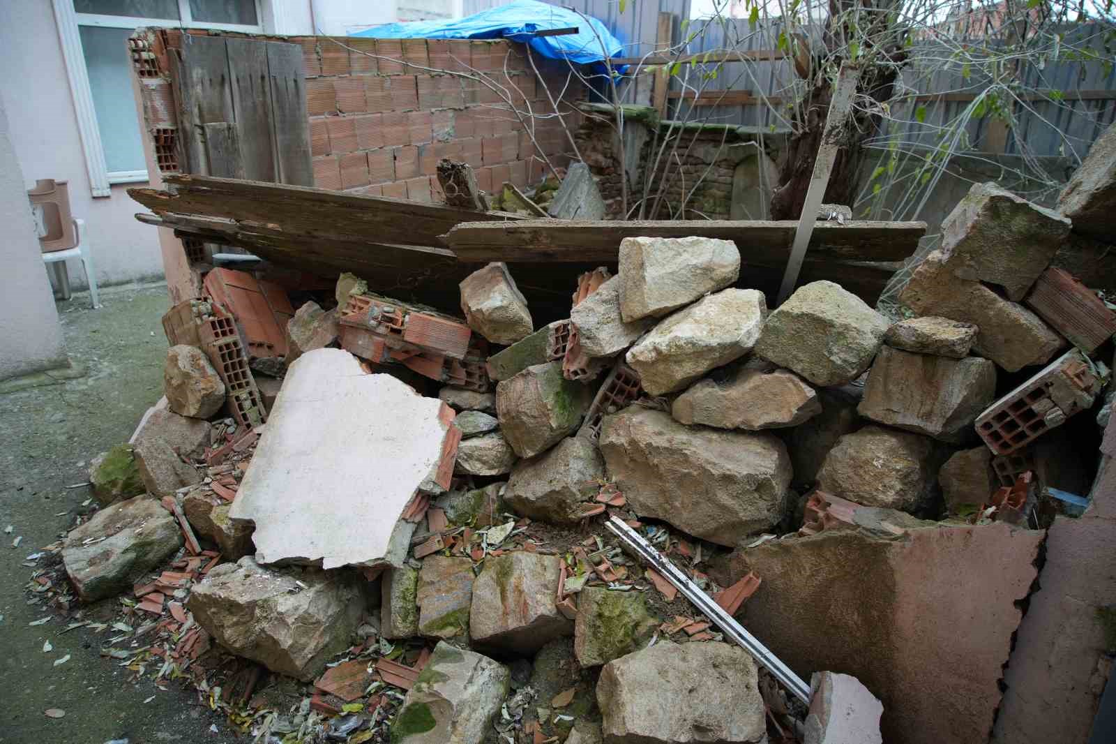 Edirne’de ilginç manzara: Osmanlı dönemi kabri apartman bahçesinde kaldı