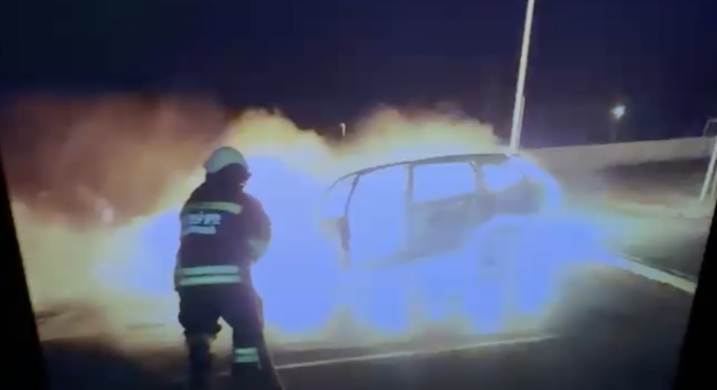 Devlet hastanesi bahçesinde otomobil yangını