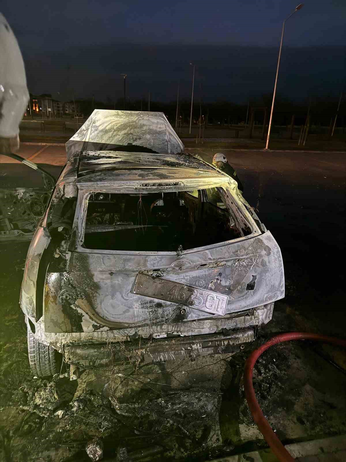 Devlet hastanesi bahçesinde otomobil yangını