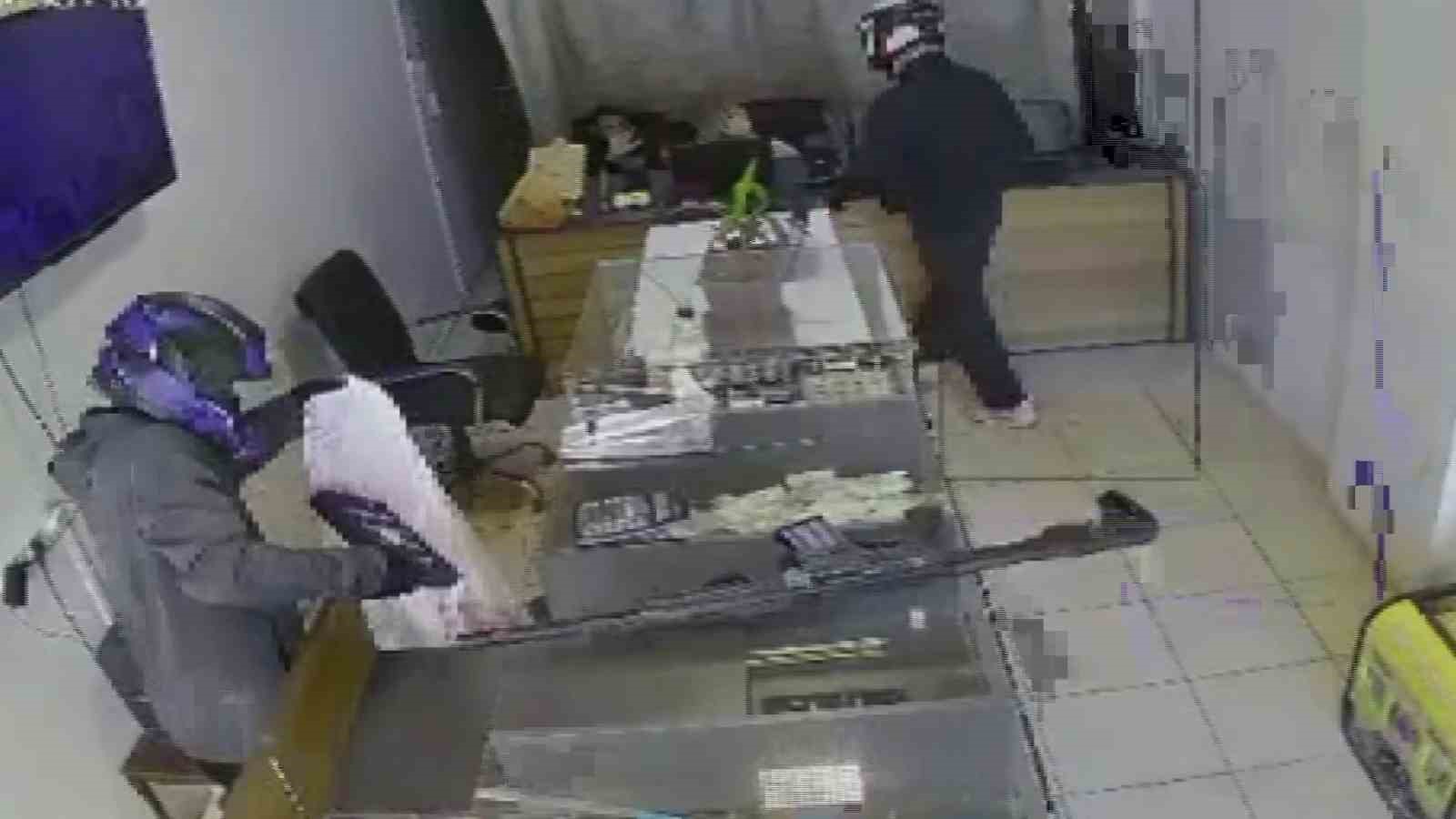 Filmleri aratmayan milyonlarca liralık kuyumcu soygununda, altınlar 4 farklı noktada toprağa gömülü bulundu