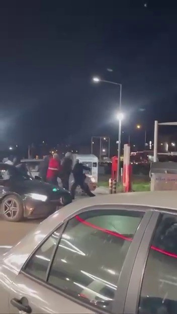 Akaryakıt istasyonunu boks ringine çevirdiler