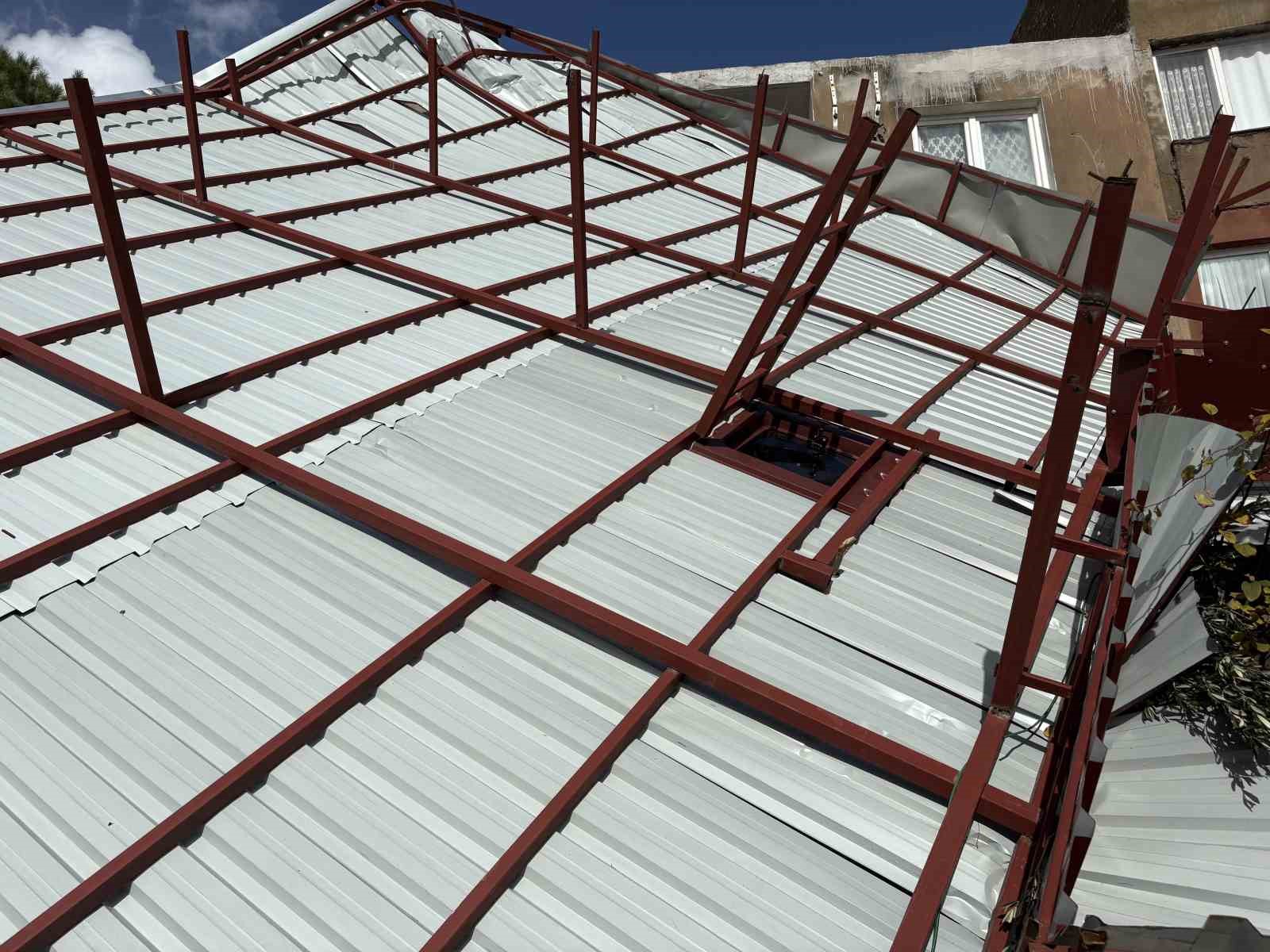 İzmir’de 4 katlı binanın çatısı uçtu