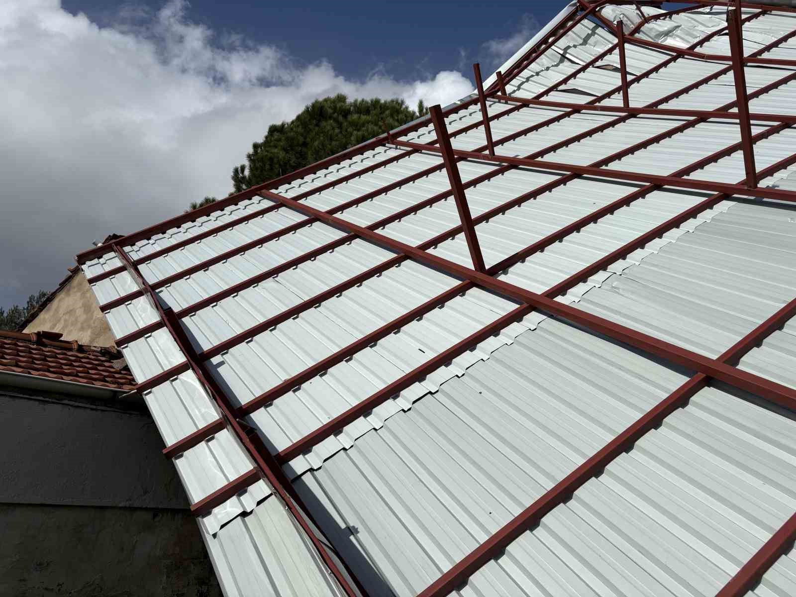 İzmir’de 4 katlı binanın çatısı uçtu