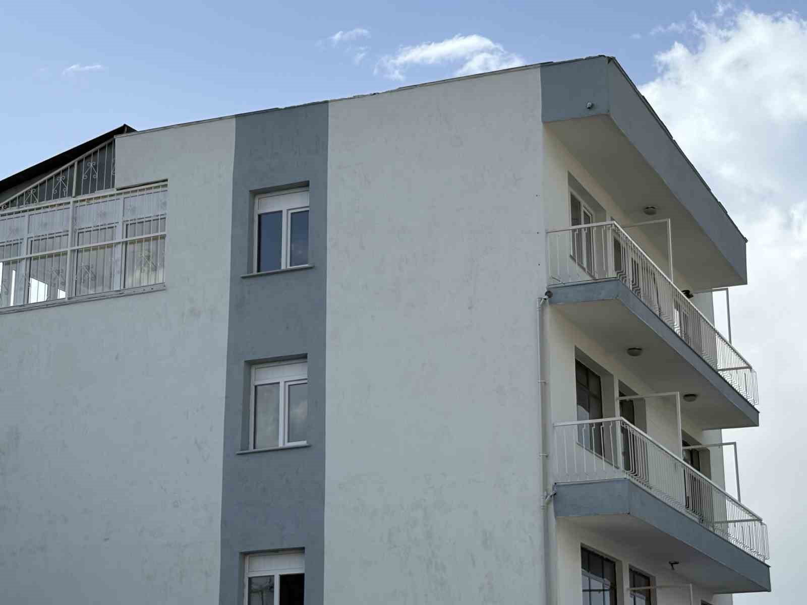 İzmir’de 4 katlı binanın çatısı uçtu