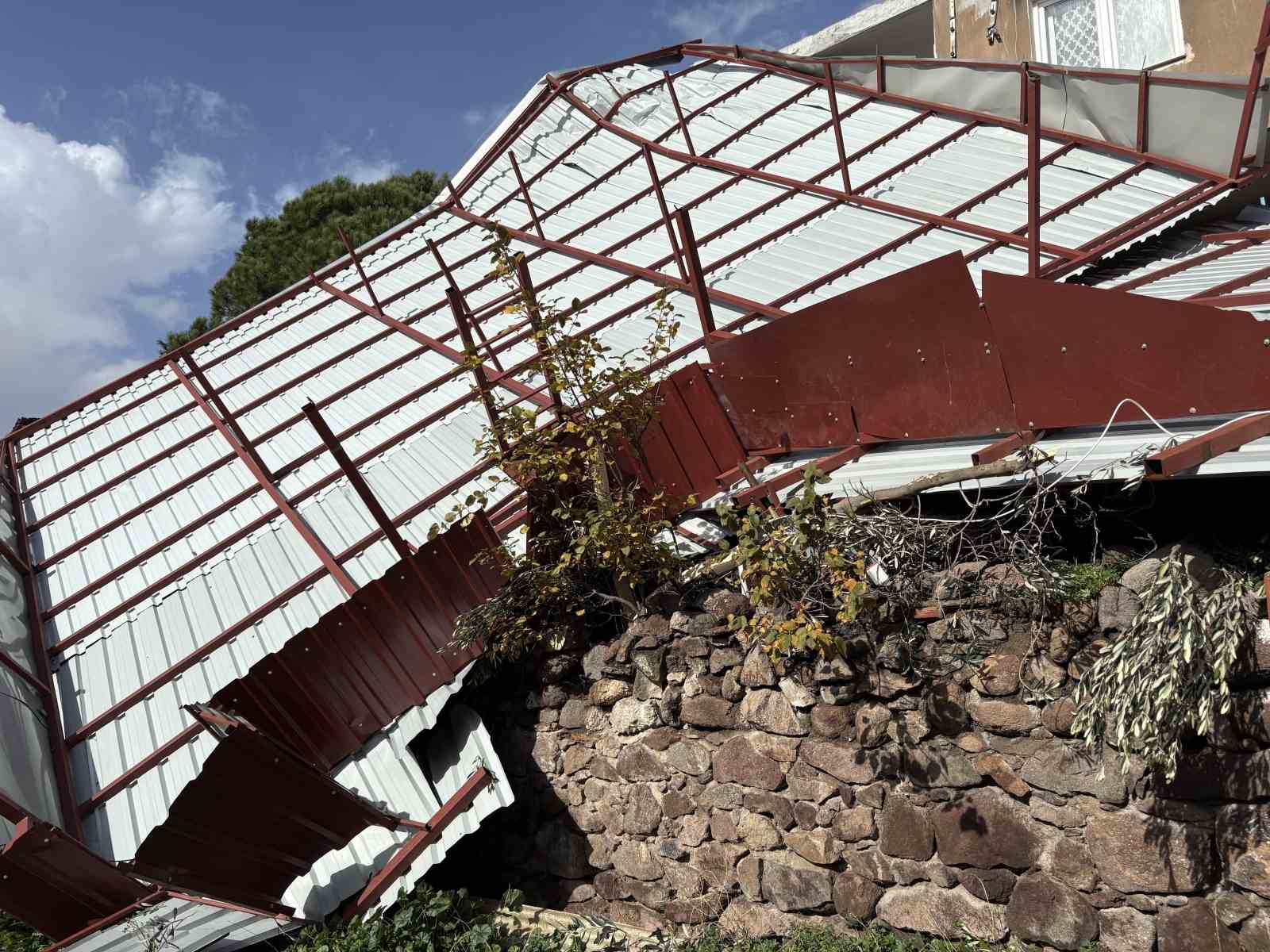 İzmir’de 4 katlı binanın çatısı uçtu