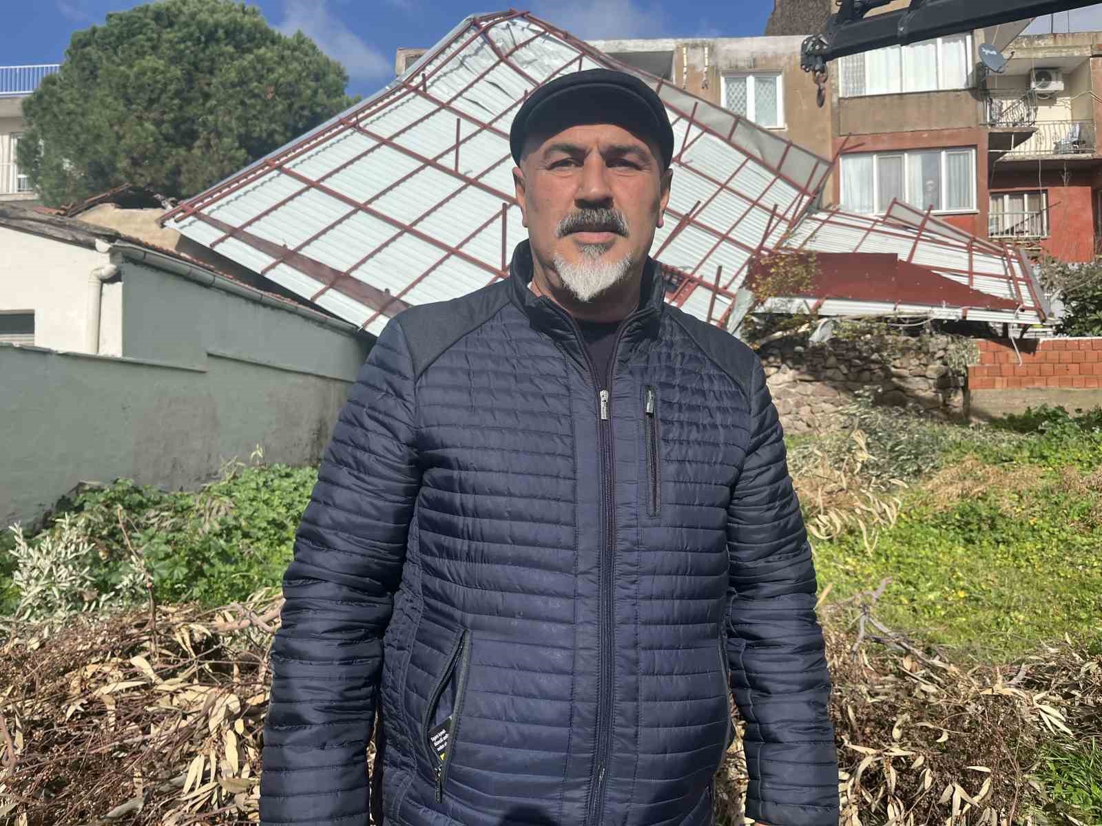 İzmir’de 4 katlı binanın çatısı uçtu