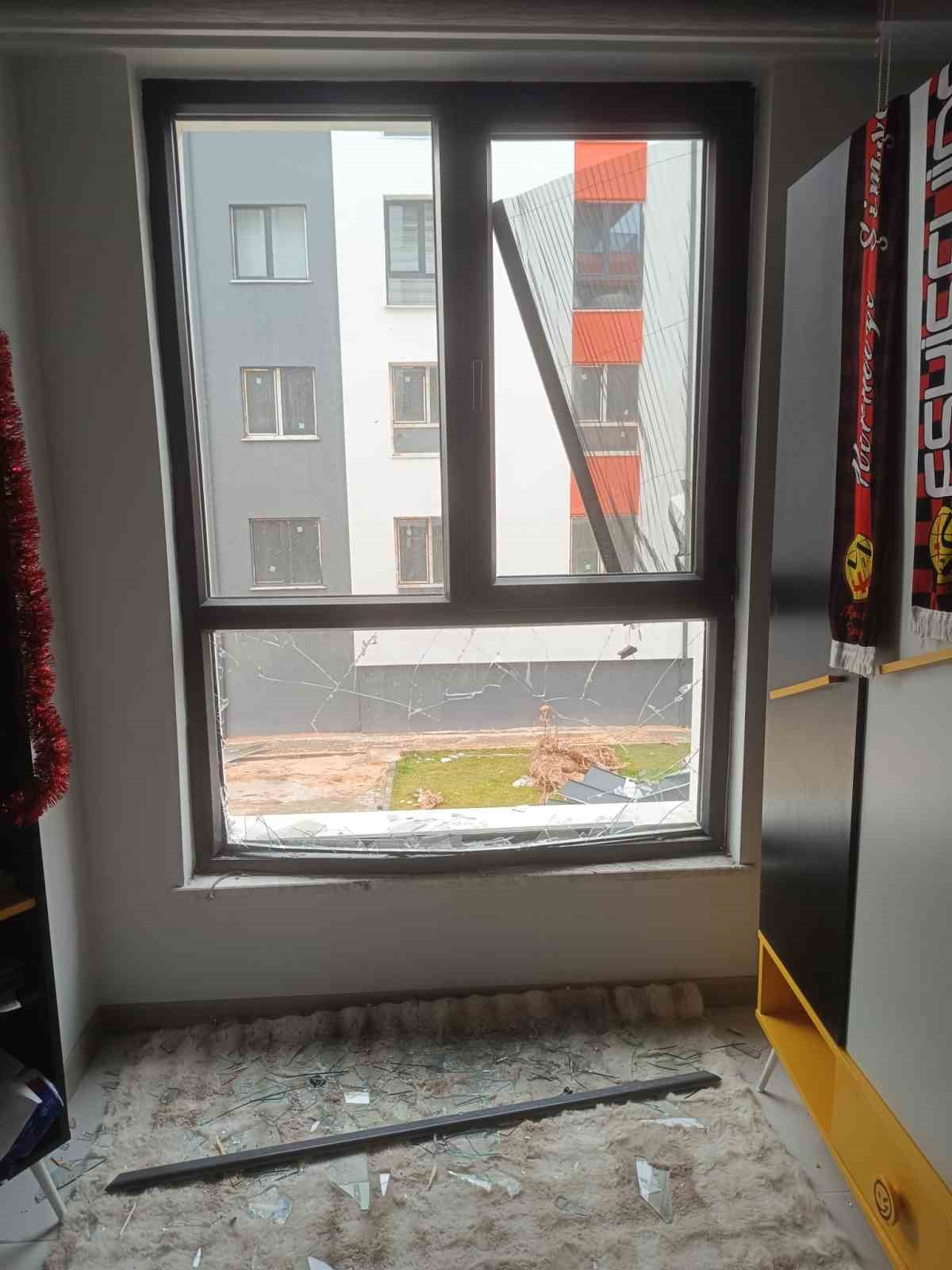 Fırtınada uçan çatı dairenin içine girdi