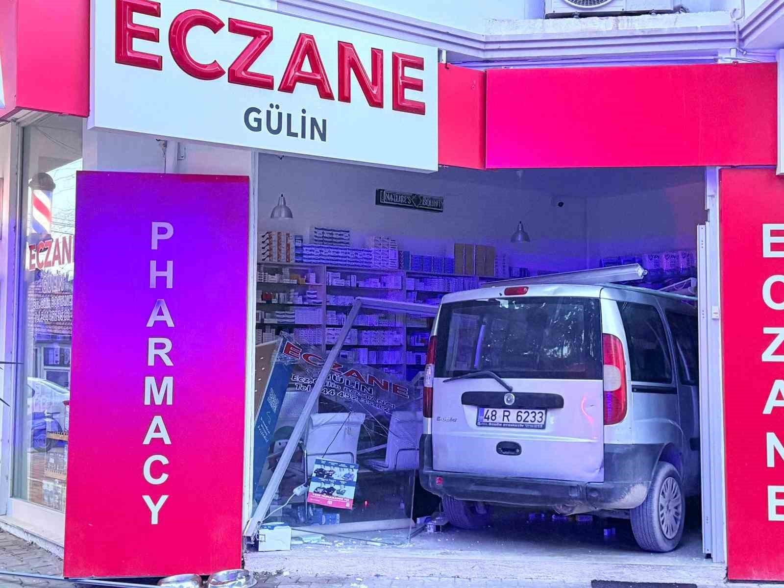 Fren yerine gaza basınca iş yerine daldı