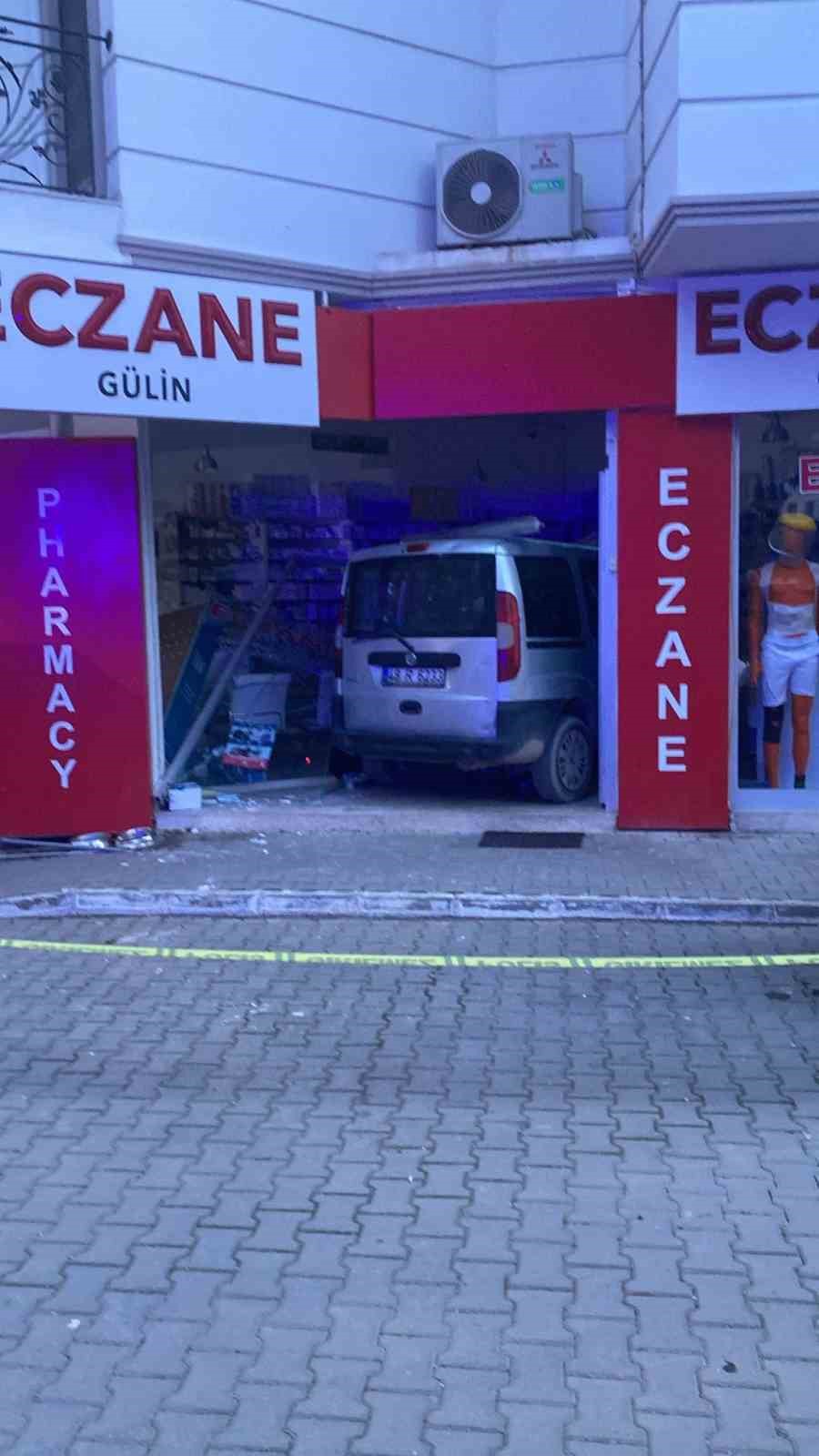 Fren yerine gaza basınca iş yerine daldı