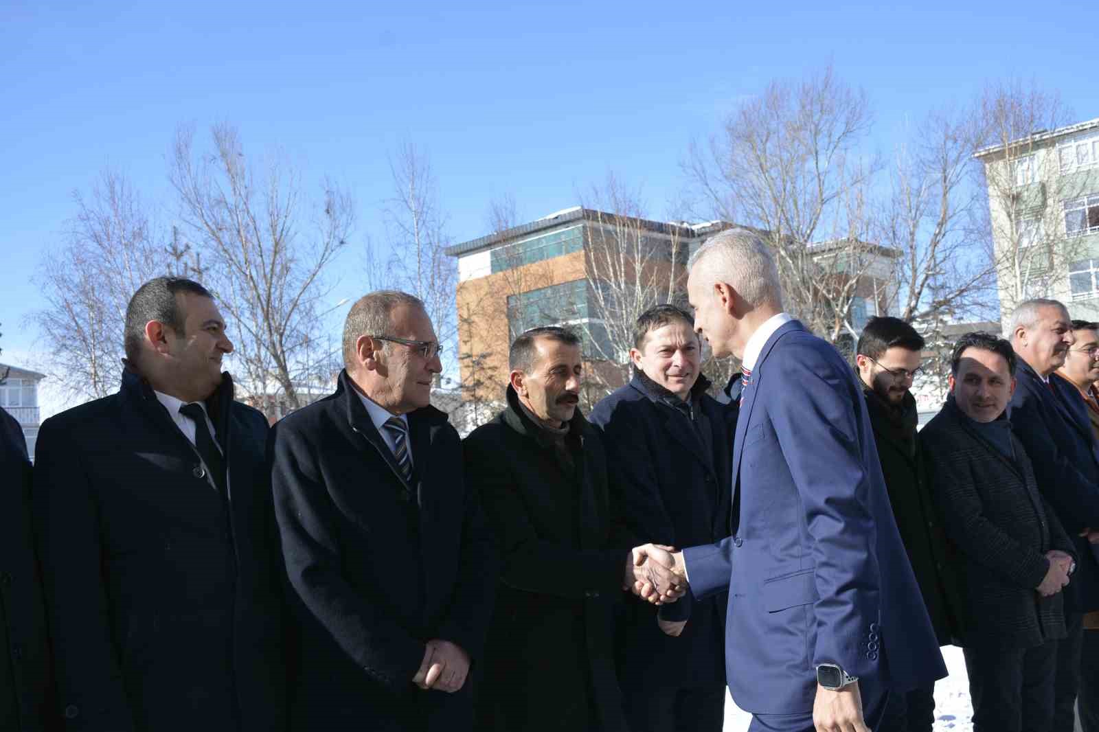 Vali Çiçekli görevine başladı