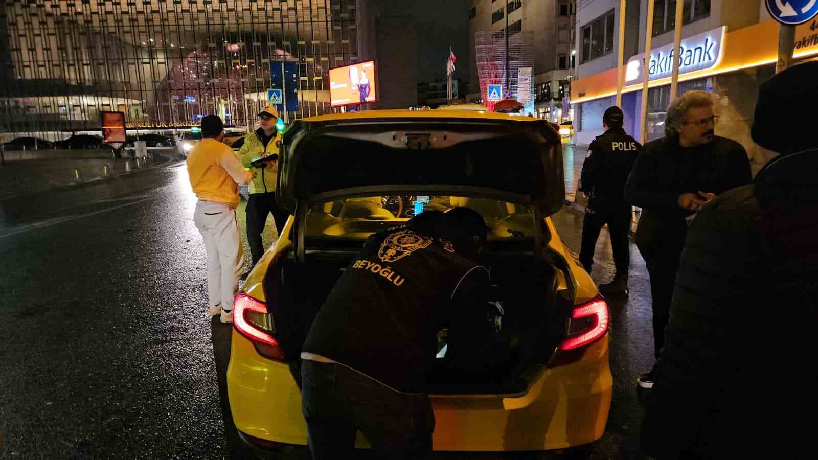 Taksim’de helikopter destekli ’Huzur İstanbul’ uygulaması