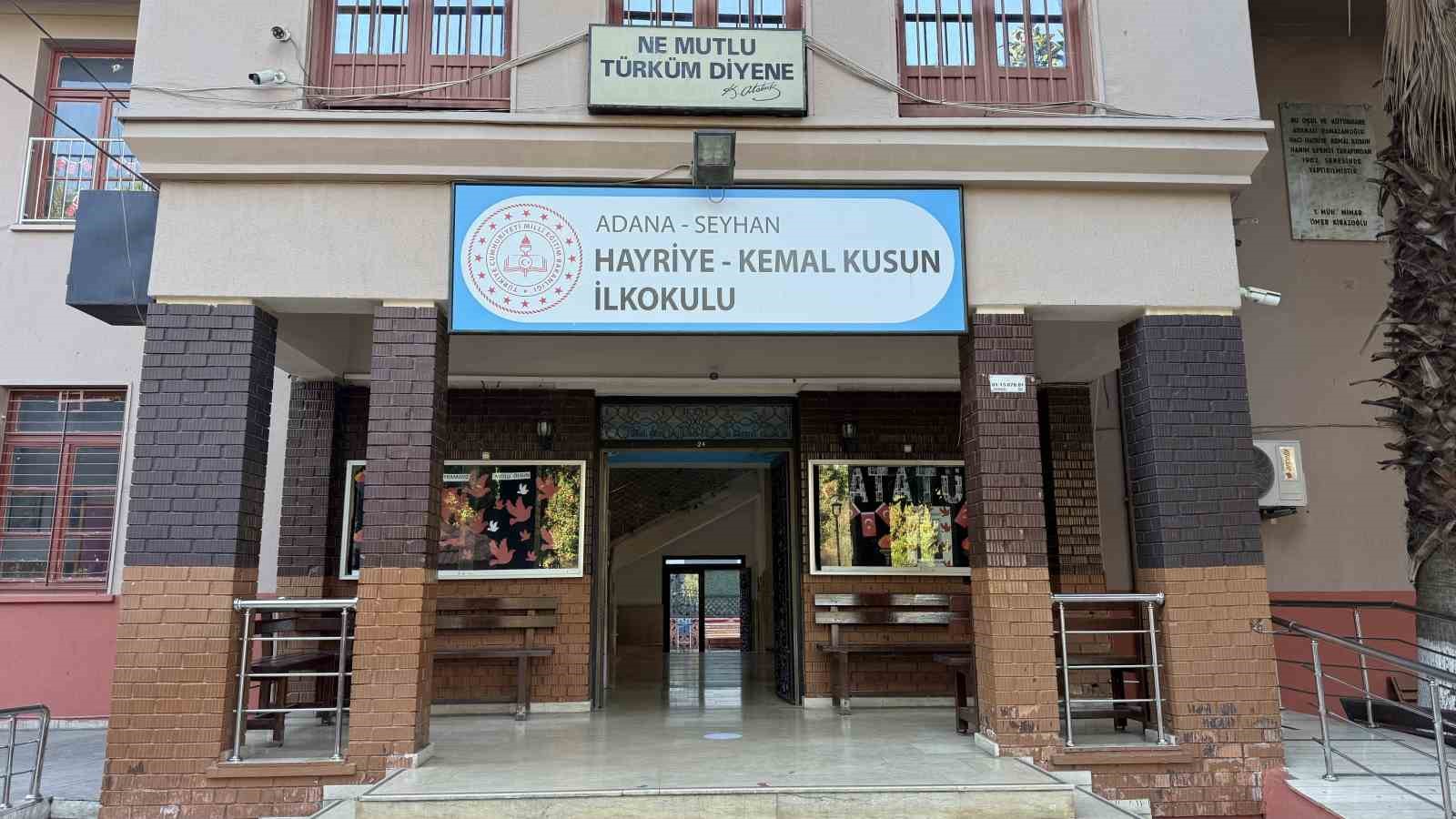 Babaları tarafından öldürülen kardeşlerin karneleri çiçeklerle sıralarına bırakıldı