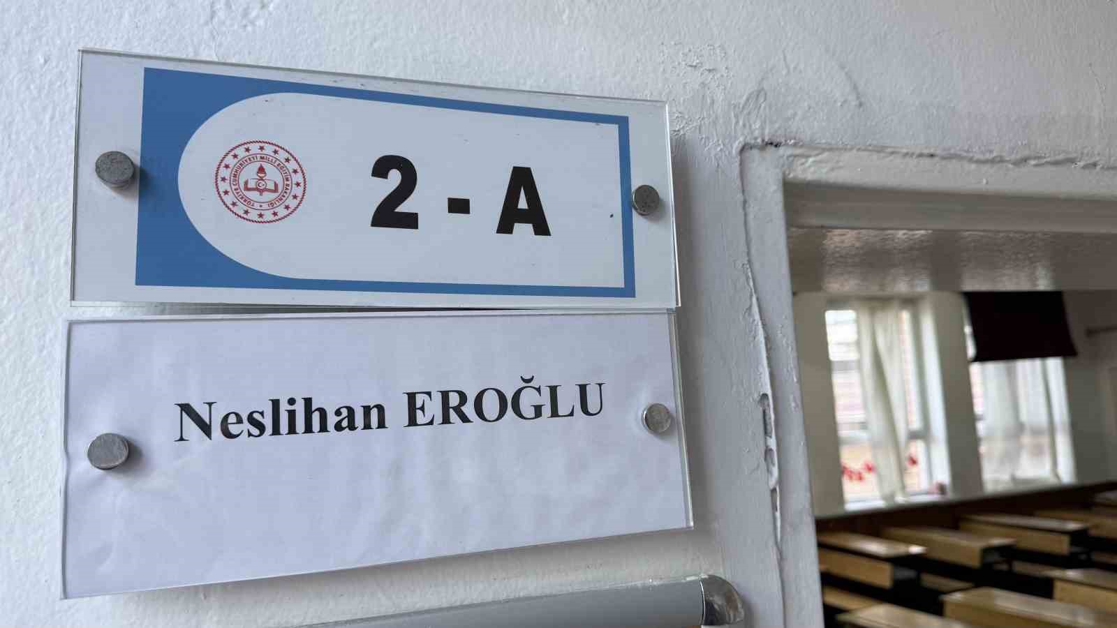 Babaları tarafından öldürülen kardeşlerin karneleri çiçeklerle sıralarına bırakıldı