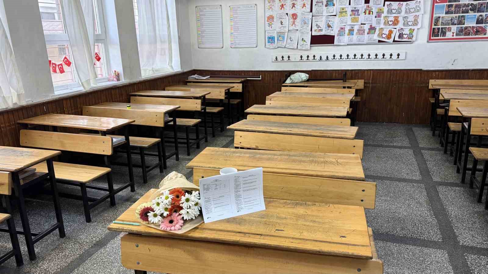 Babaları tarafından öldürülen kardeşlerin karneleri çiçeklerle sıralarına bırakıldı