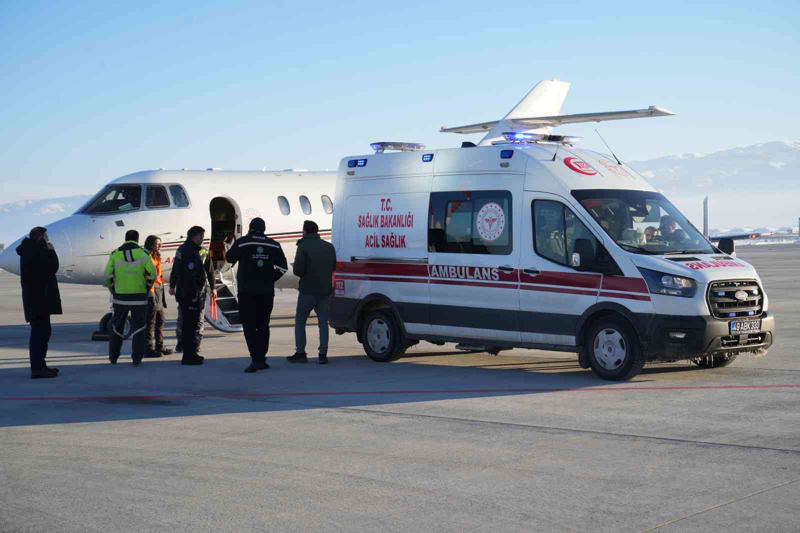 Muş’ta tedavi gören hasta, uçak ambulansla Ankara’ya nakledildi