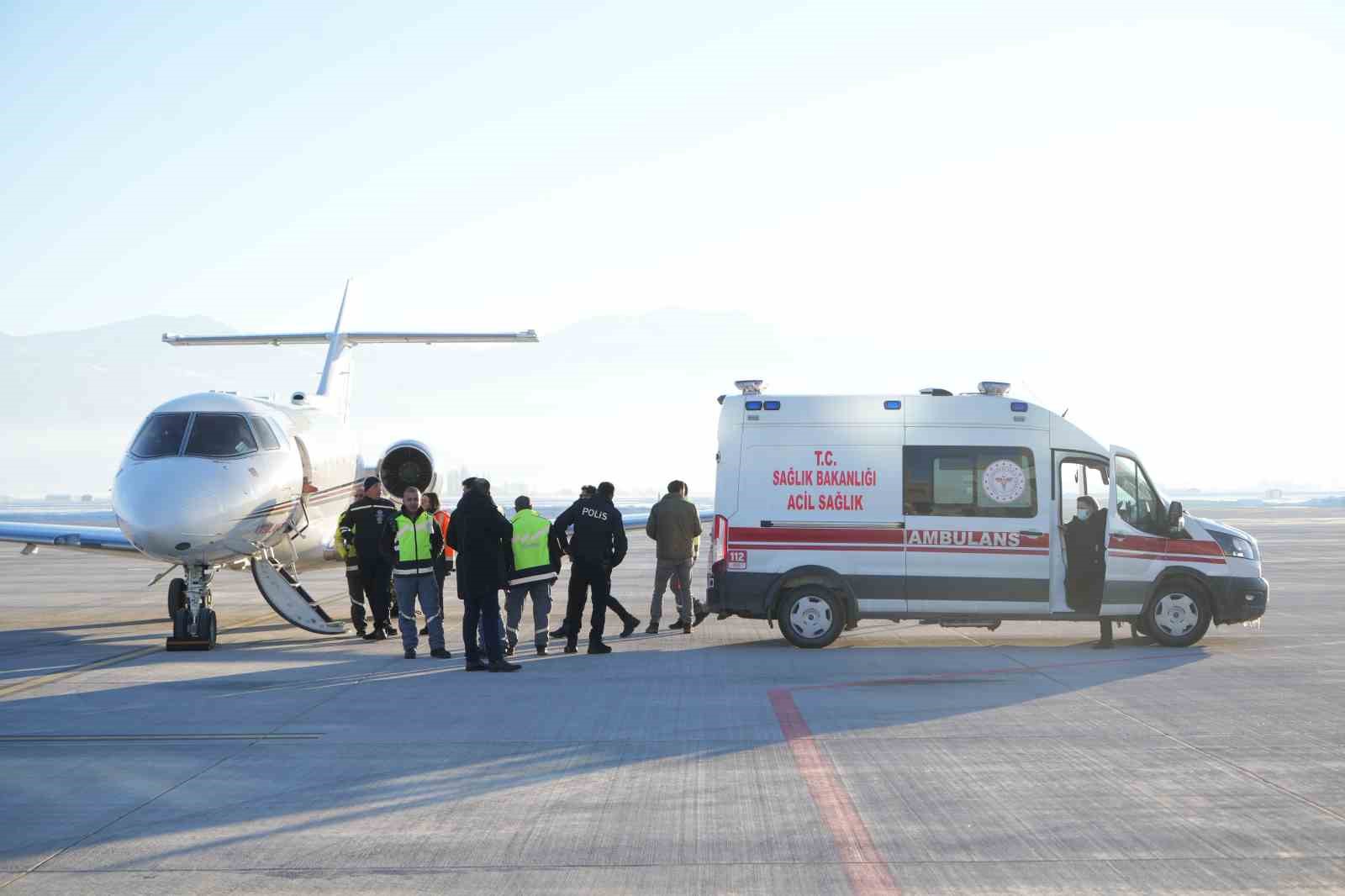 Muş’ta tedavi gören hasta, uçak ambulansla Ankara’ya nakledildi