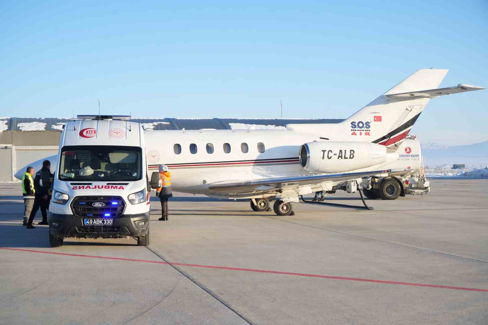 Muş’ta tedavi gören hasta, uçak ambulansla Ankara’ya nakledildi