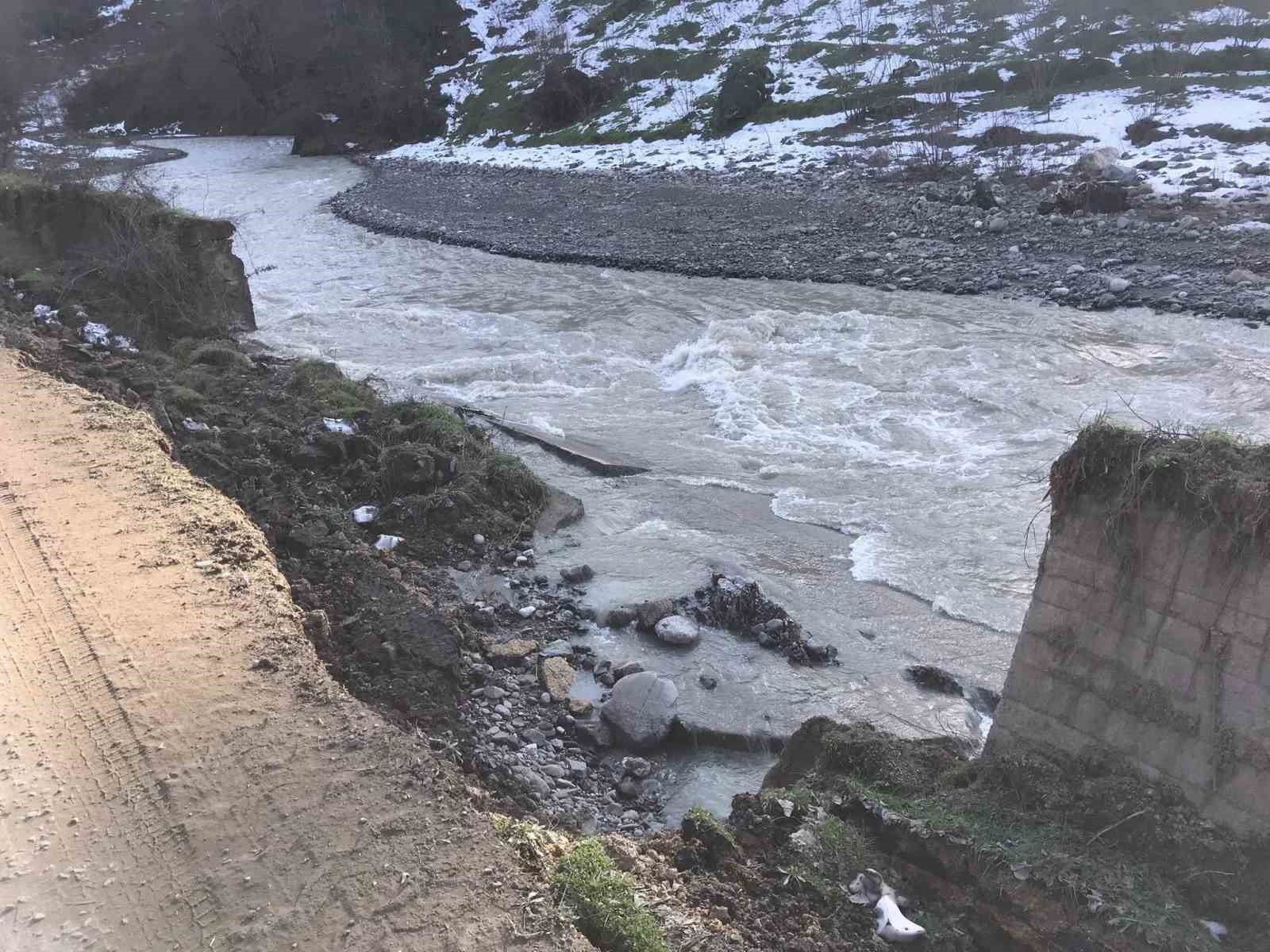 Alaplı’da istinat duvarı çöktü