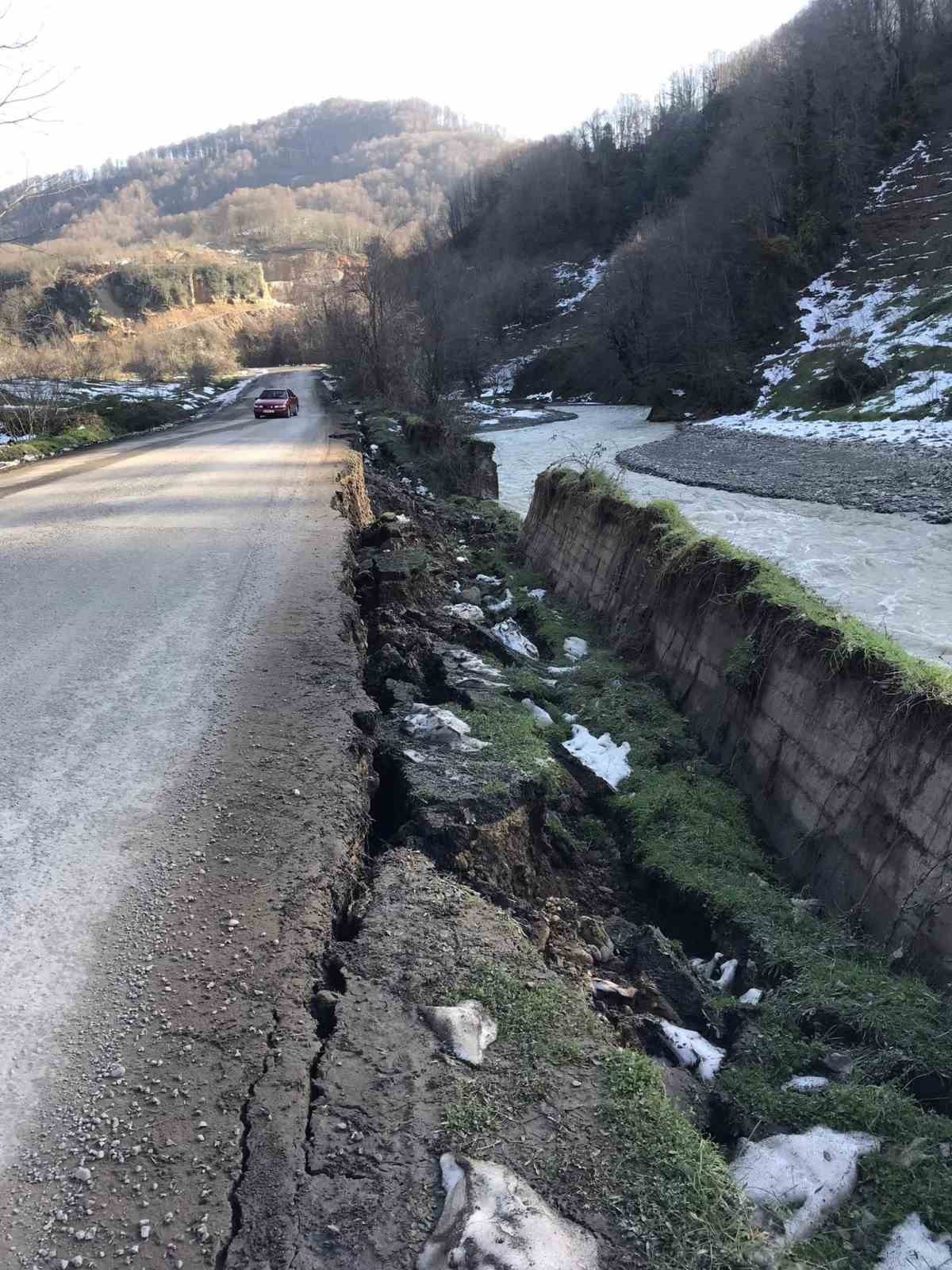 Alaplı’da istinat duvarı çöktü