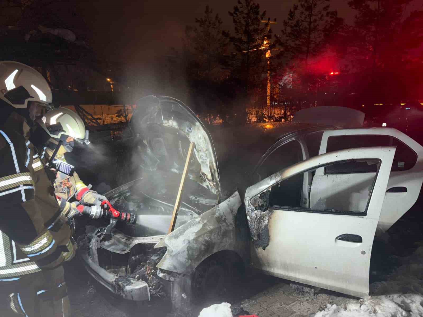Diyarbakır’da seyir halindeki araç alev topuna döndü