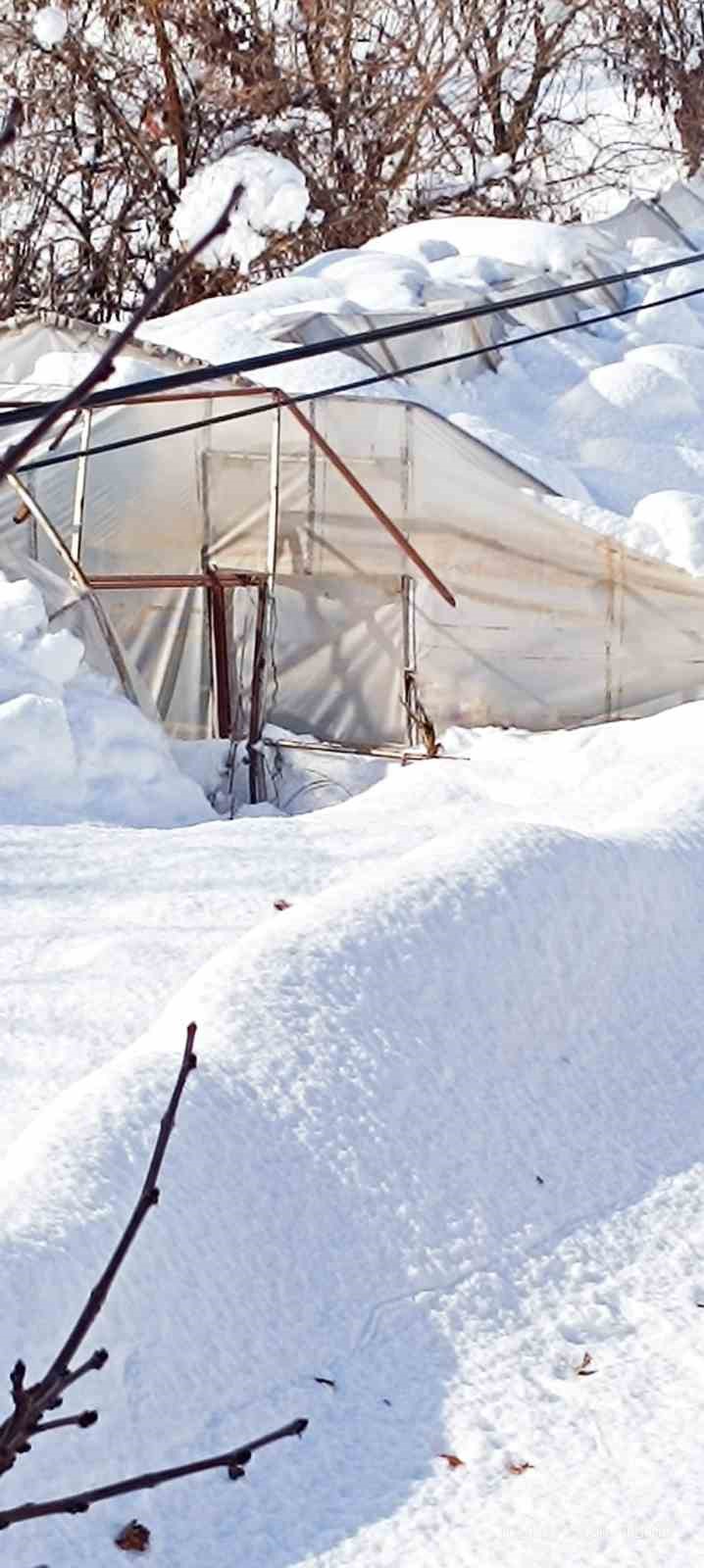 Hakkari’de kar seraları çökertti