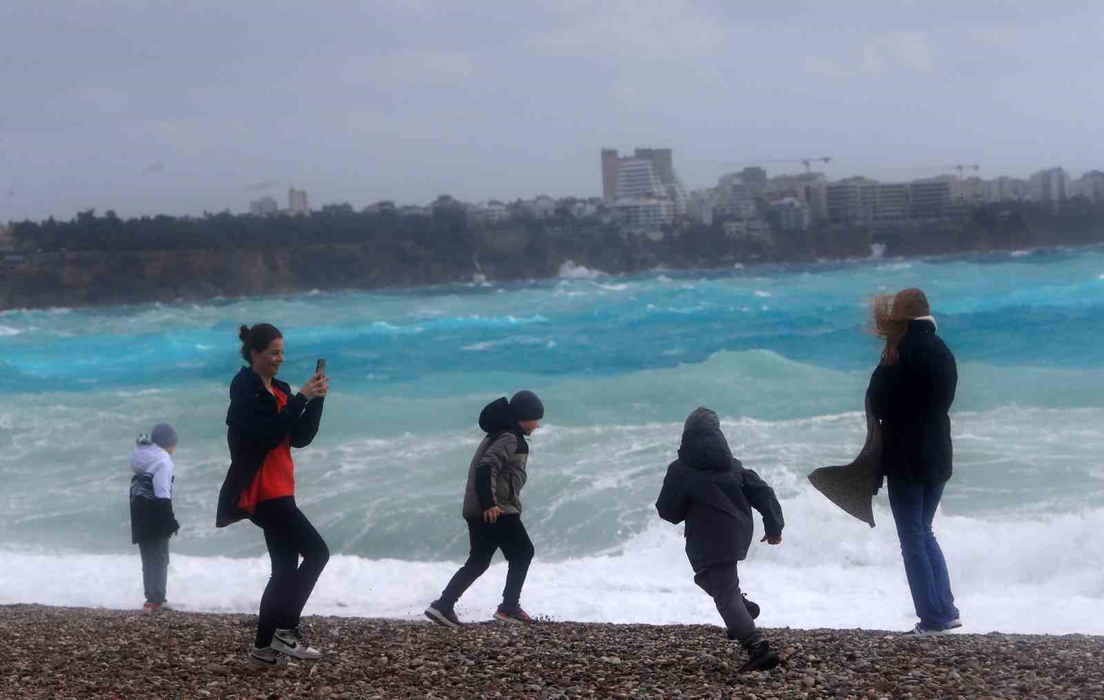 Antalya’da çatı uçtu, aracın üzerine tabela devrildi, elektrik telleri koptu