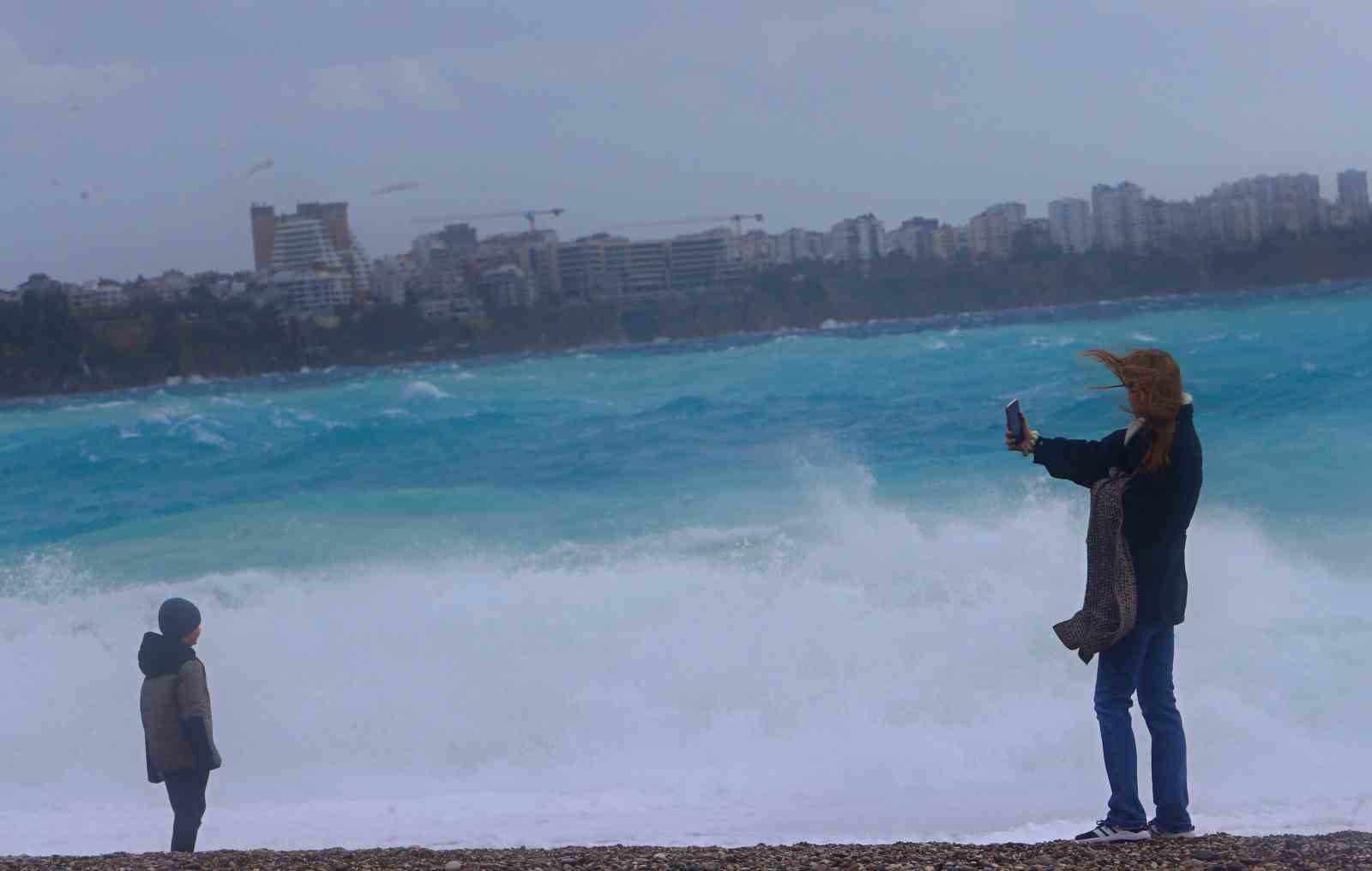 Antalya’da çatı uçtu, aracın üzerine tabela devrildi, elektrik telleri koptu