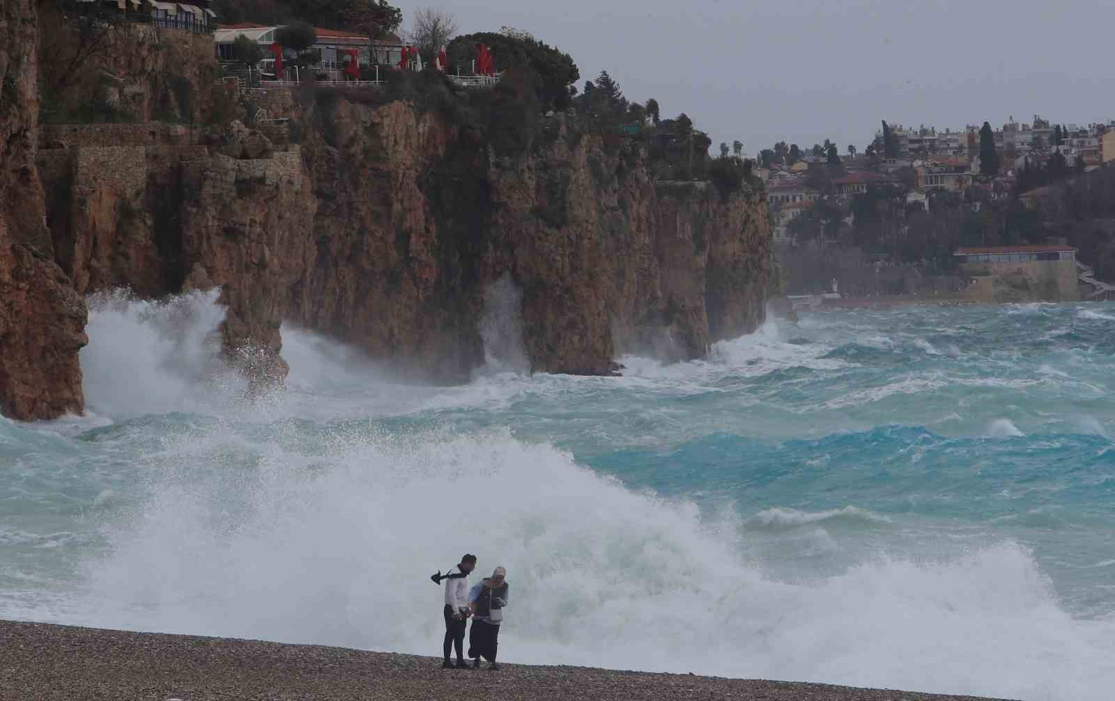 Antalya’da çatı uçtu, aracın üzerine tabela devrildi, elektrik telleri koptu