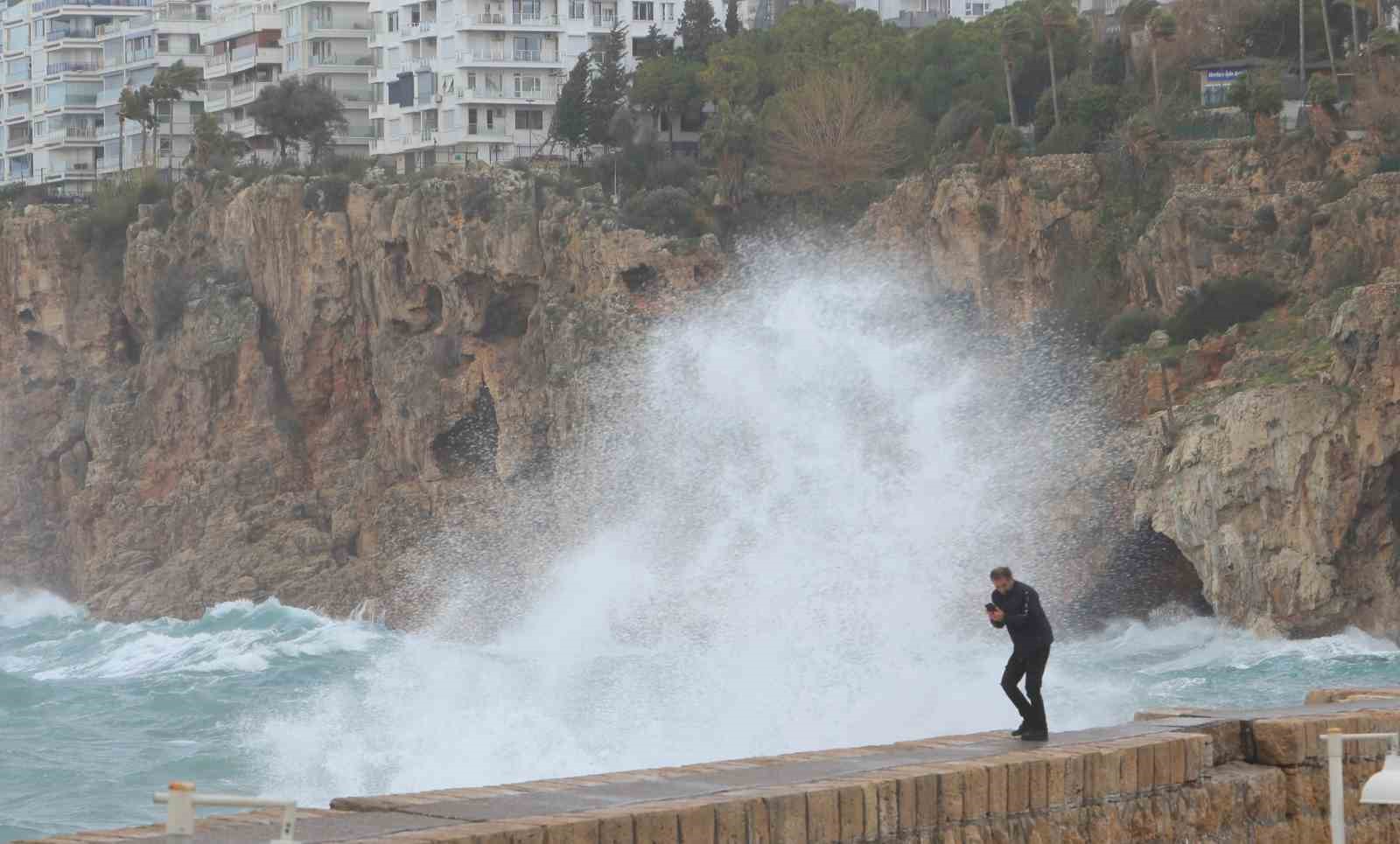 Antalya’da çatı uçtu, aracın üzerine tabela devrildi, elektrik telleri koptu