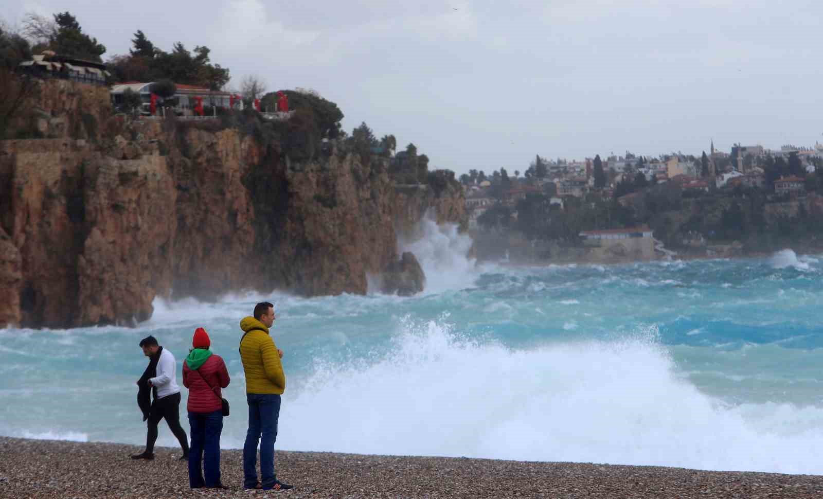 Antalya’da çatı uçtu, aracın üzerine tabela devrildi, elektrik telleri koptu
