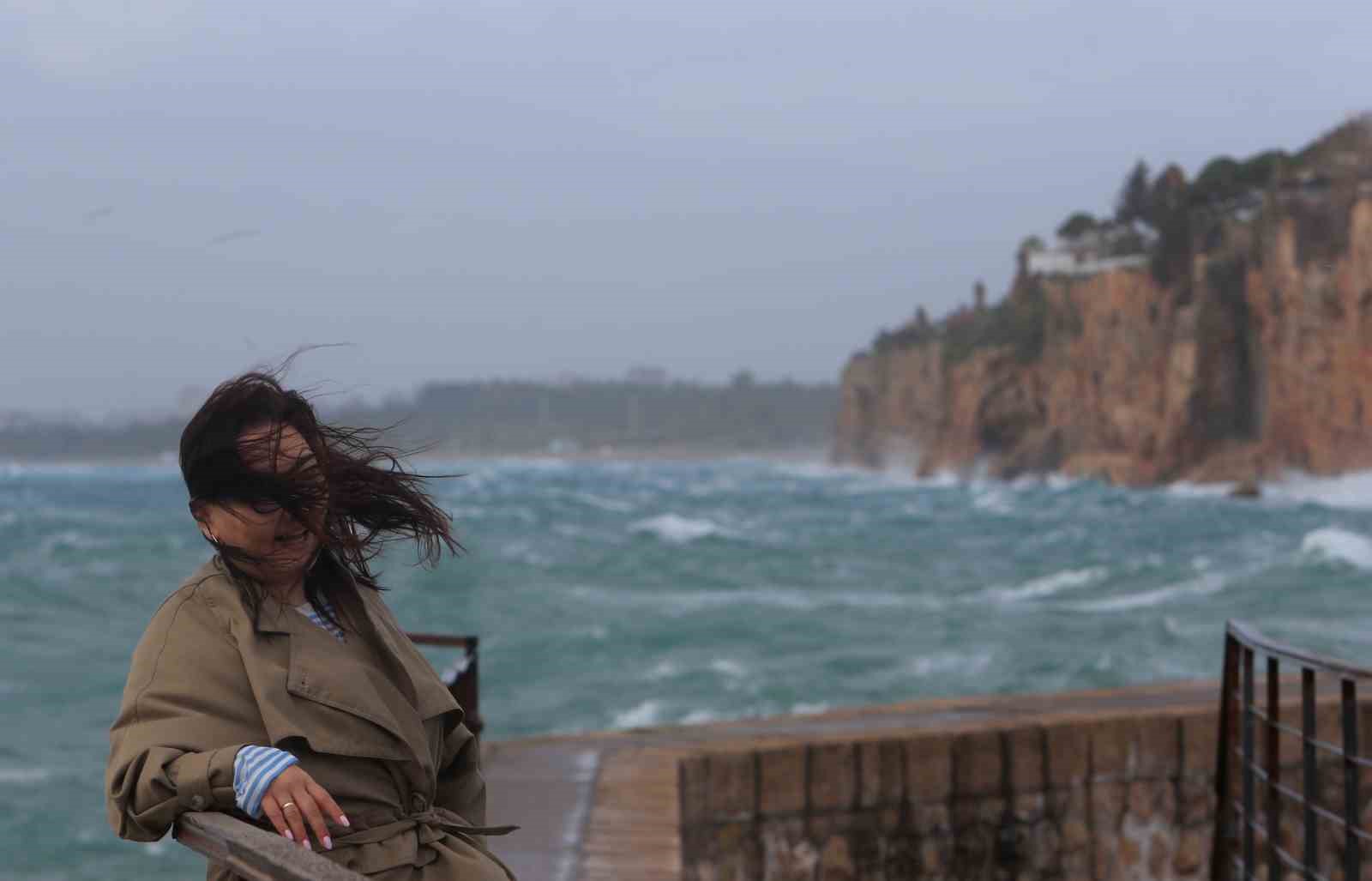 Antalya’da çatı uçtu, aracın üzerine tabela devrildi, elektrik telleri koptu