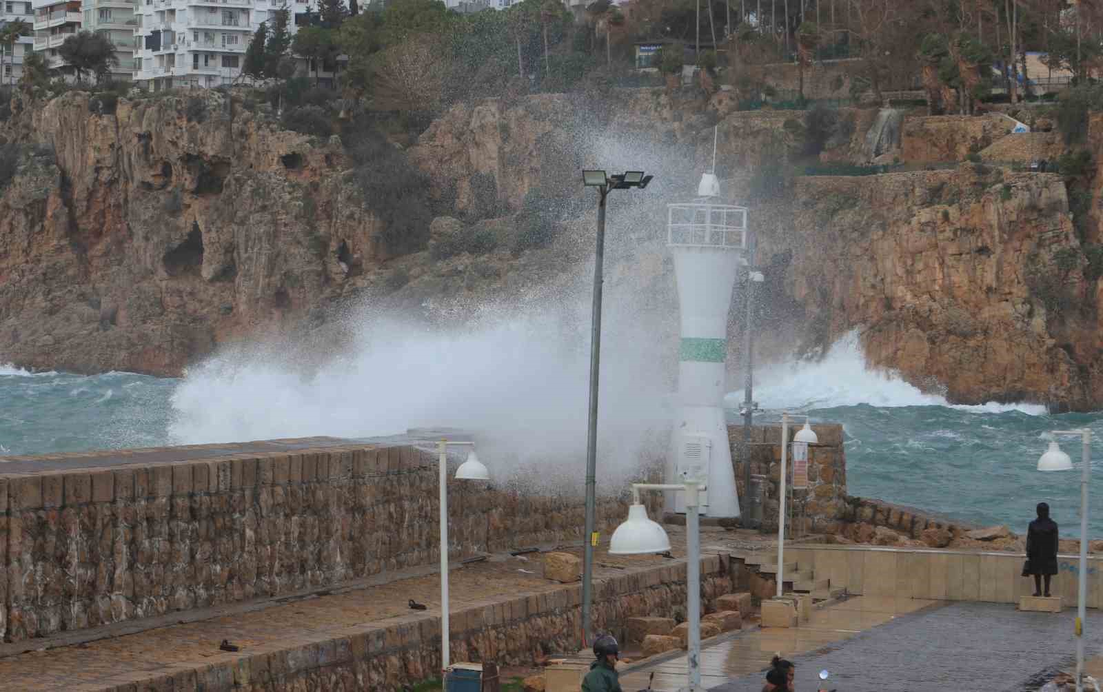 Antalya’da çatı uçtu, aracın üzerine tabela devrildi, elektrik telleri koptu