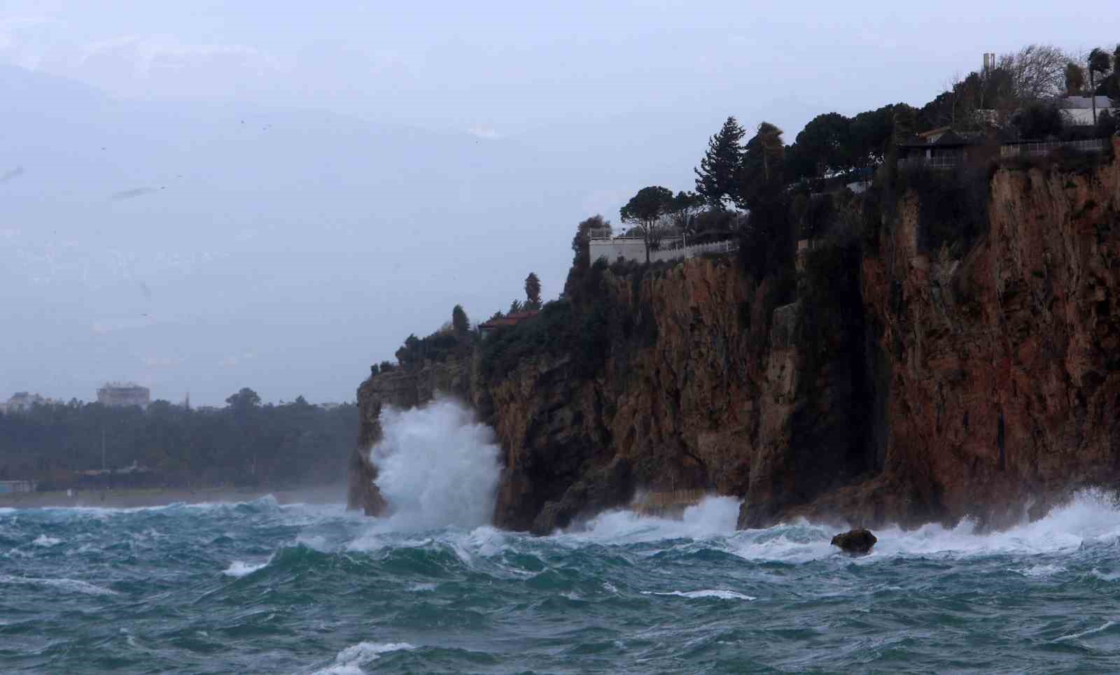 Antalya’da çatı uçtu, aracın üzerine tabela devrildi, elektrik telleri koptu
