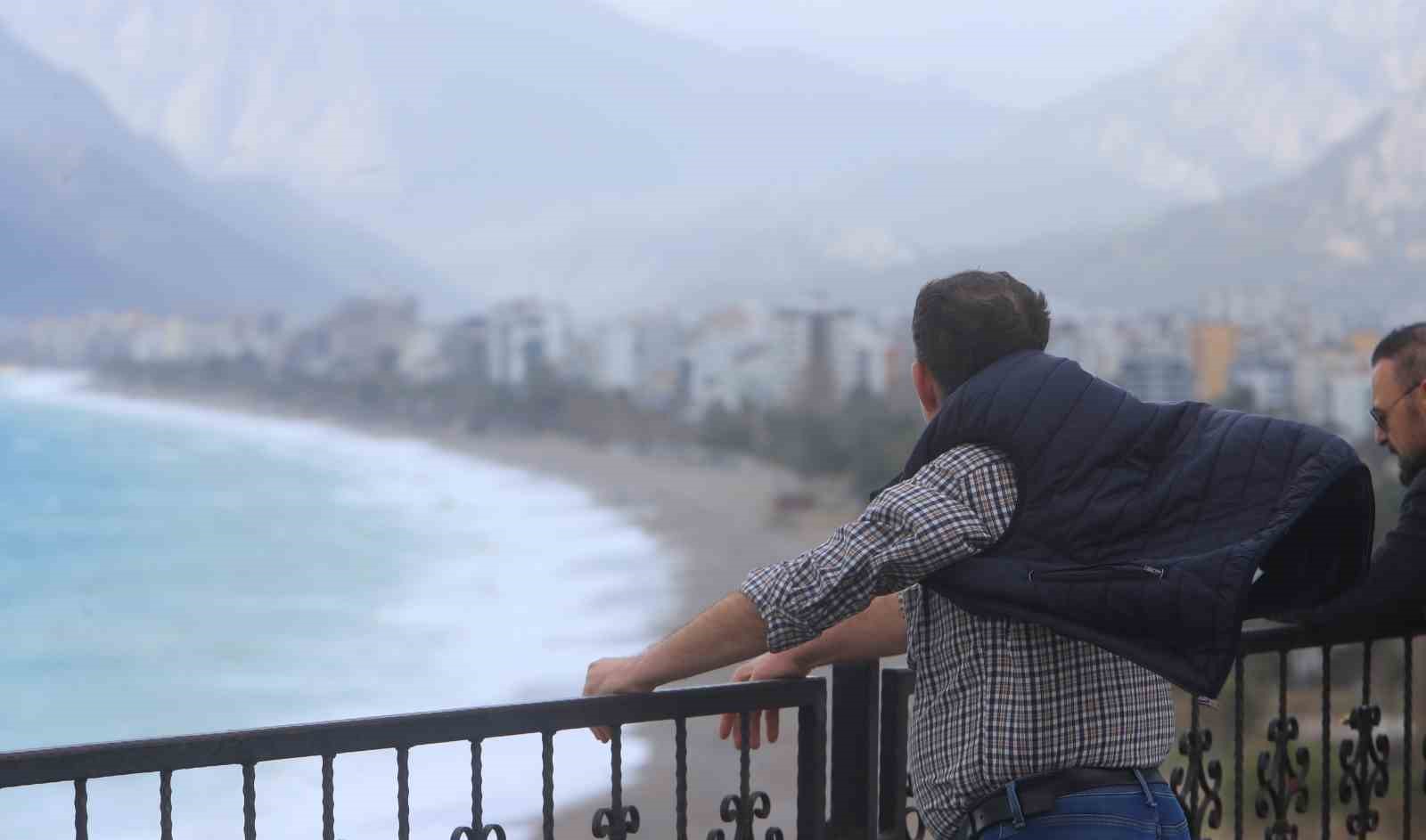 Antalya’da çatı uçtu, aracın üzerine tabela devrildi, elektrik telleri koptu