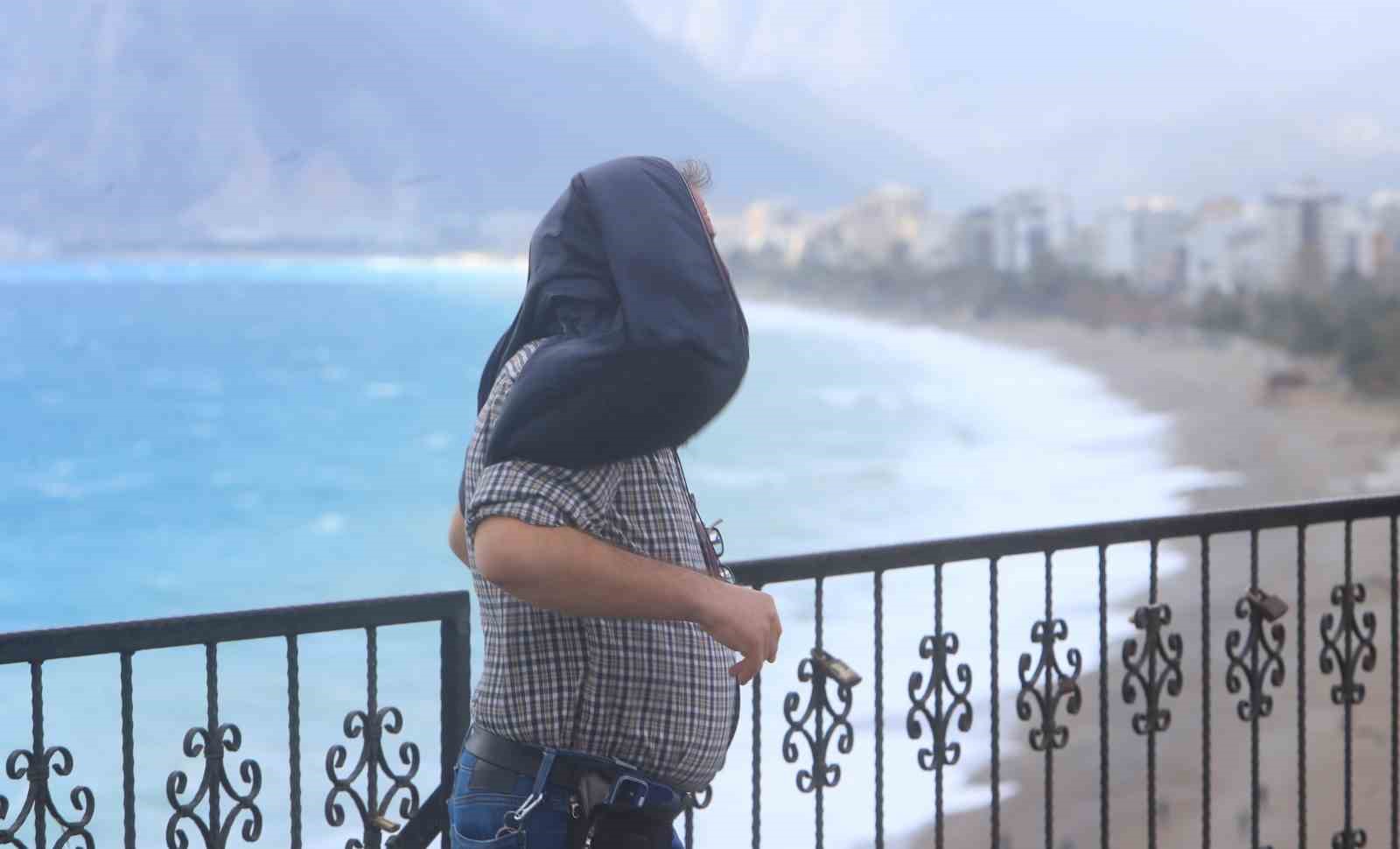 Antalya’da çatı uçtu, aracın üzerine tabela devrildi, elektrik telleri koptu