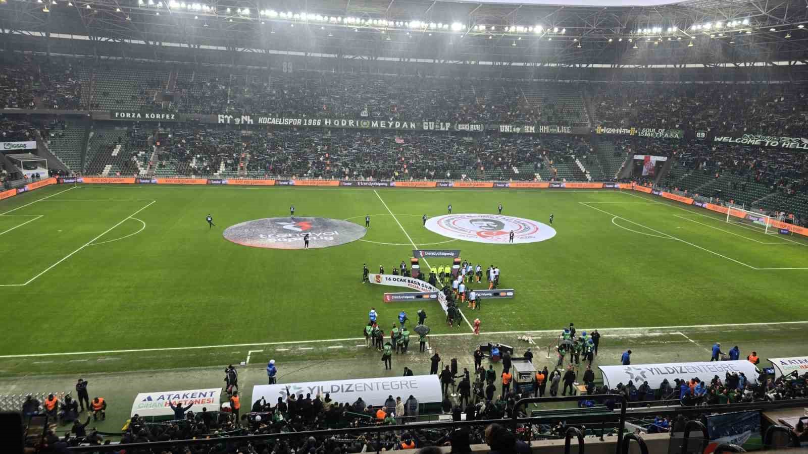 Kocaelispor, Trabzonspor maçına 16 Ocak pankartıyla çıktı