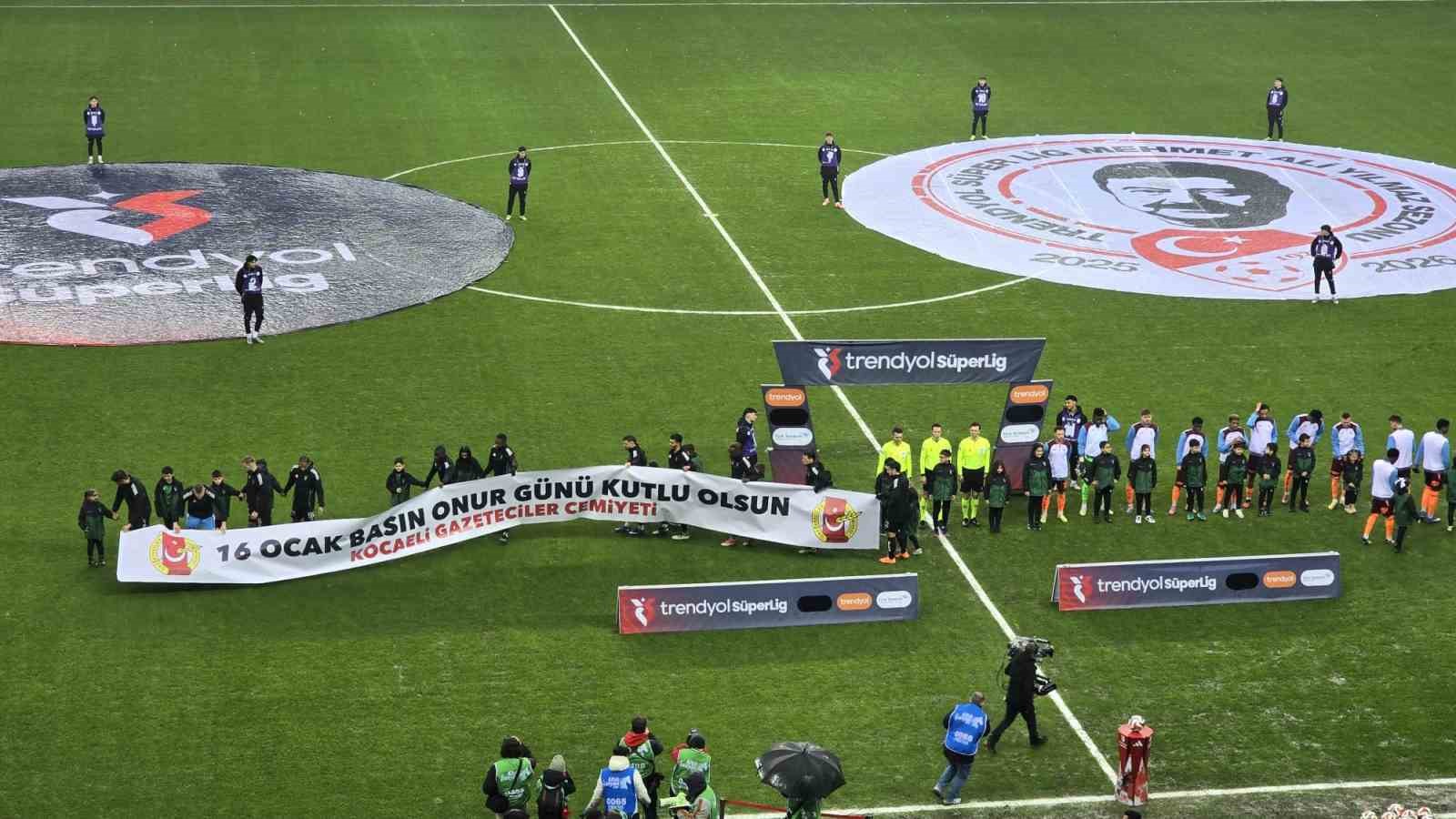 Kocaelispor, Trabzonspor maçına 16 Ocak pankartıyla çıktı