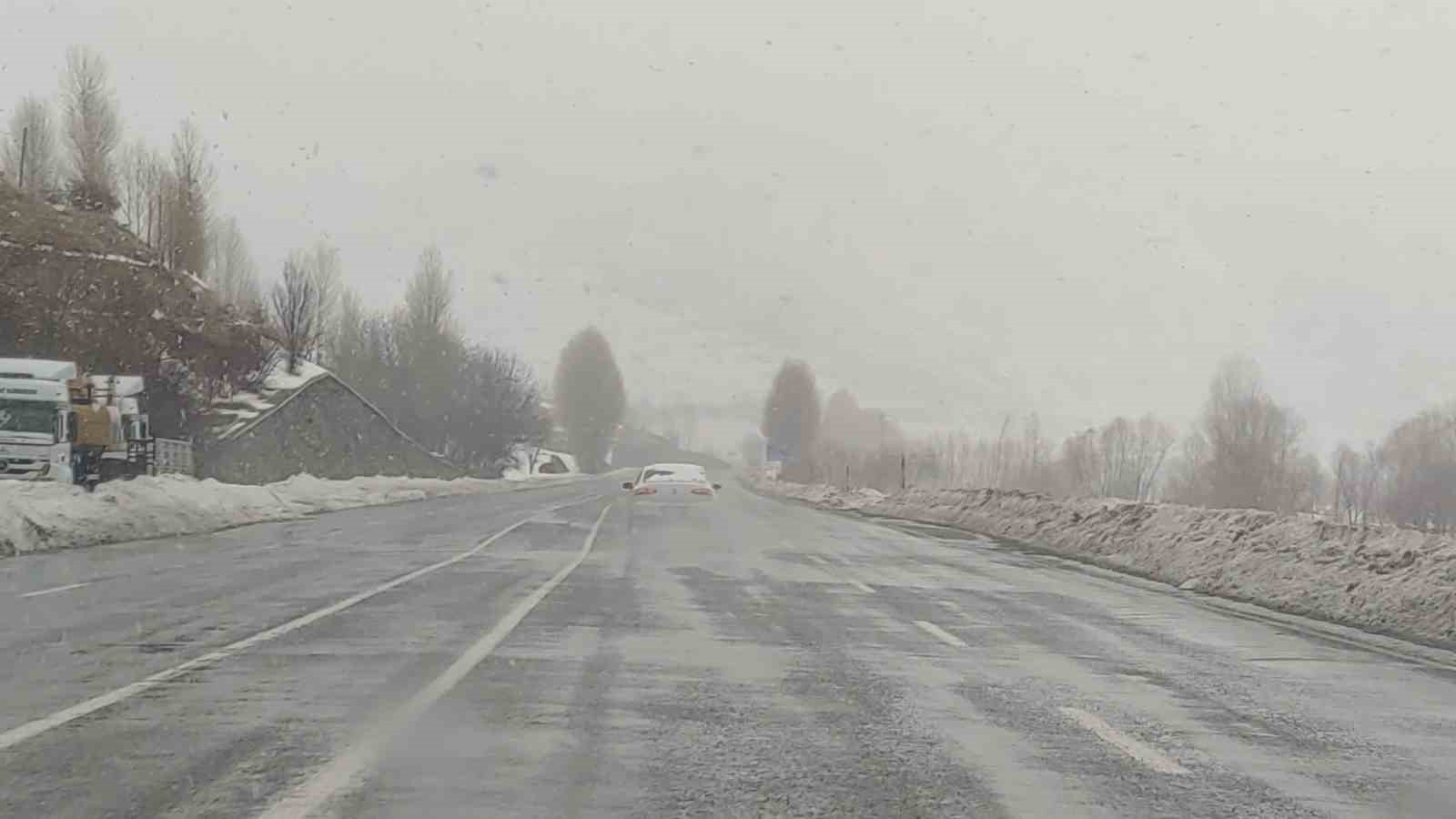 Kar yağışı Van-Bitlis yolunda etkili oluyor