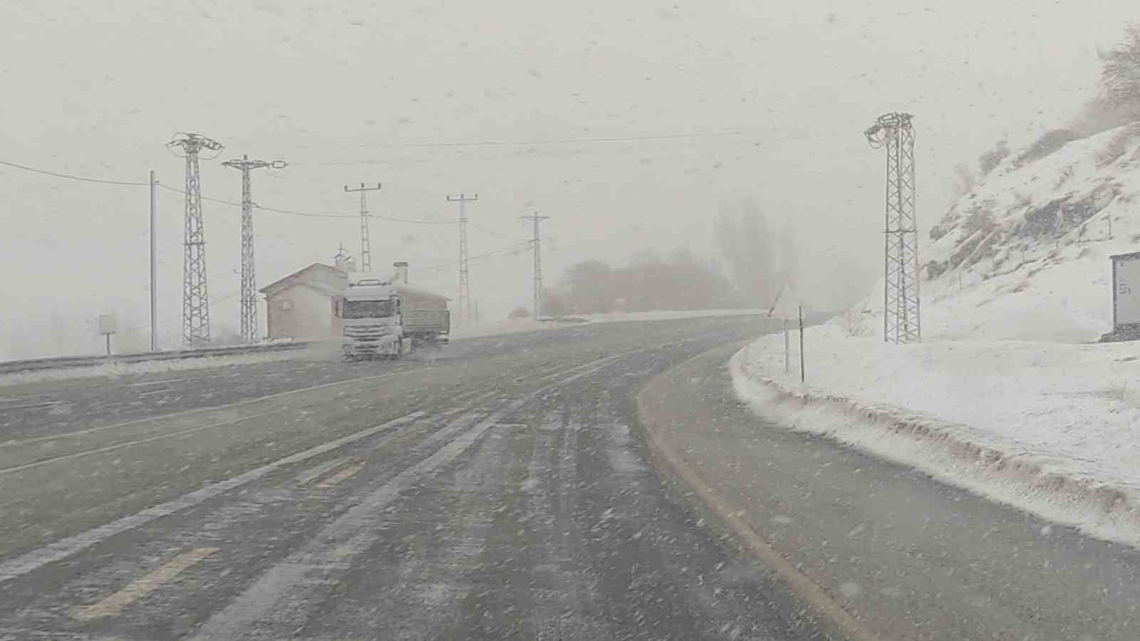 Kar yağışı Van-Bitlis yolunda etkili oluyor