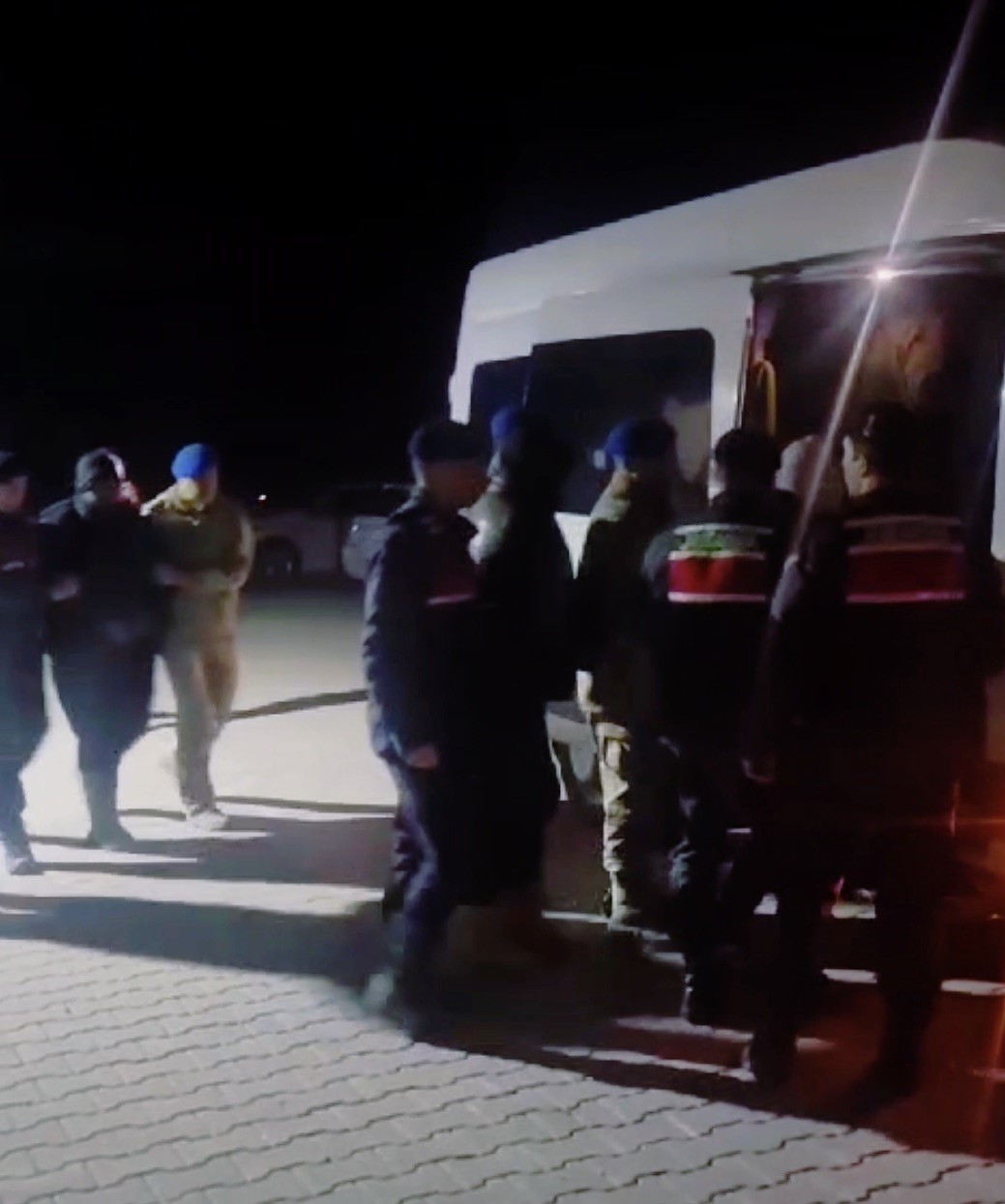 Çanakkale’de göçmen kaçakçılığı operasyonu: 4 organizatör ve 25 kaçak göçmen yakalandı