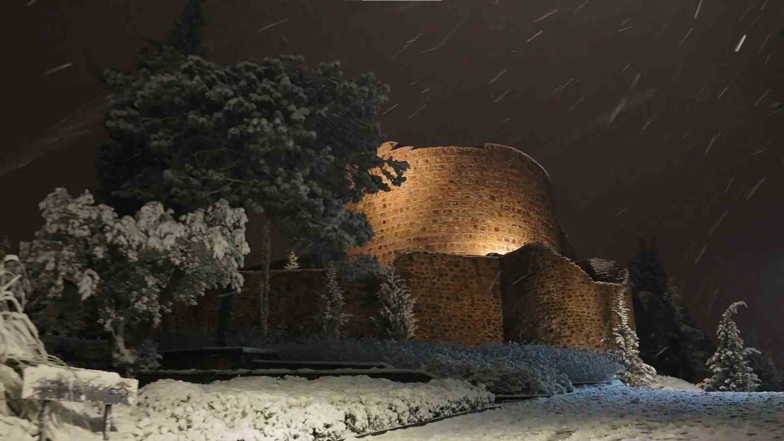 Karlar altındaki Aydos Kalesi mest etti