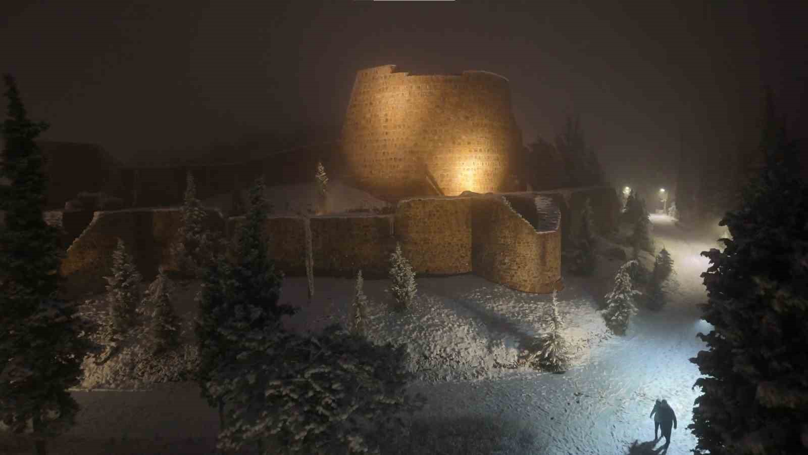 Karlar altındaki Aydos Kalesi mest etti