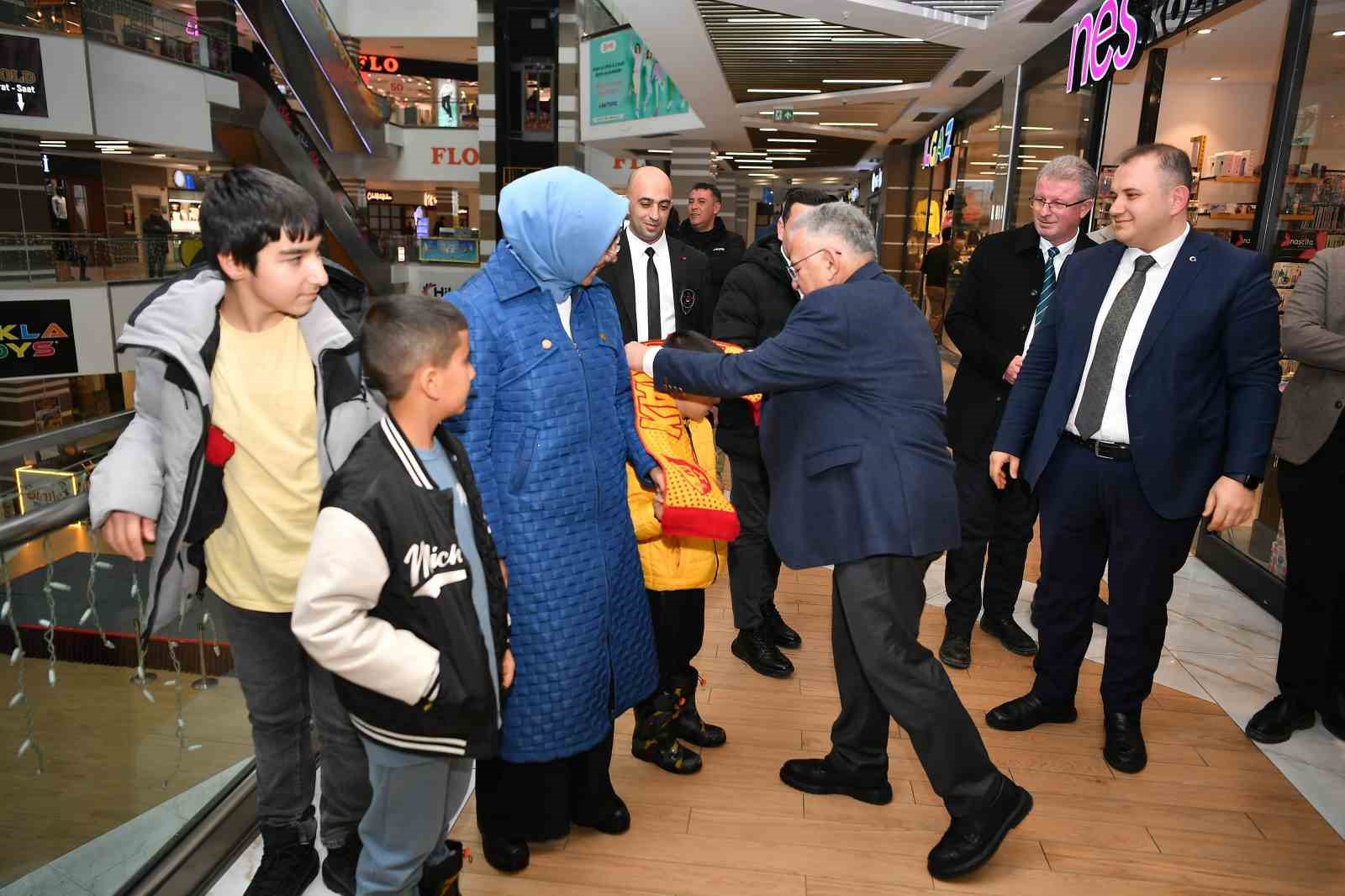 Başkan Büuyükkılıç, AVM’de esnaf ve vatandaşlarla buluştu