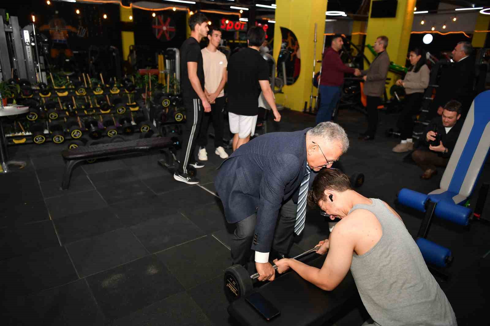 Başkan Büuyükkılıç, AVM’de esnaf ve vatandaşlarla buluştu