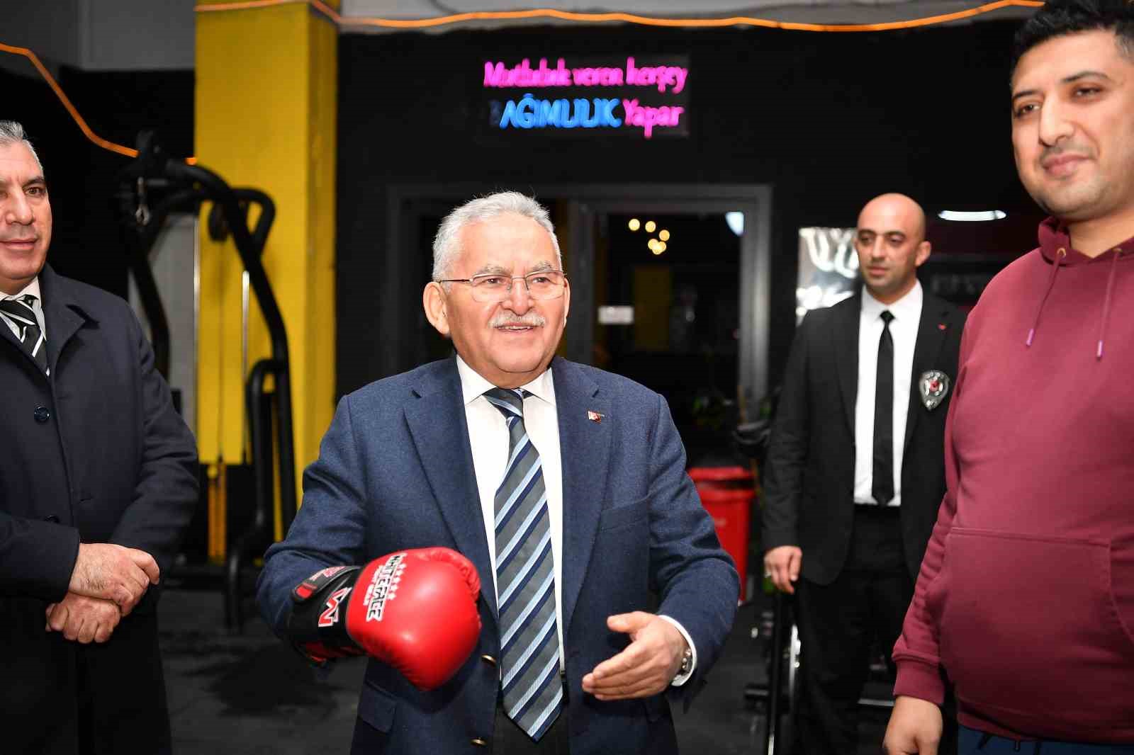 Başkan Büuyükkılıç, AVM’de esnaf ve vatandaşlarla buluştu