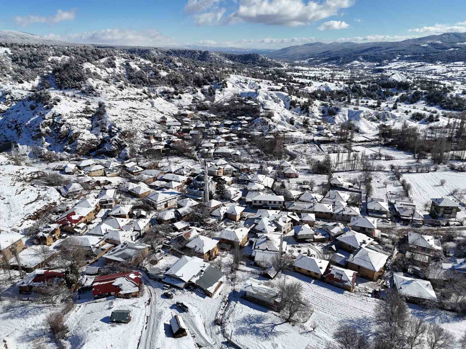 Uşak’ta kartpostallık kar manzaraları