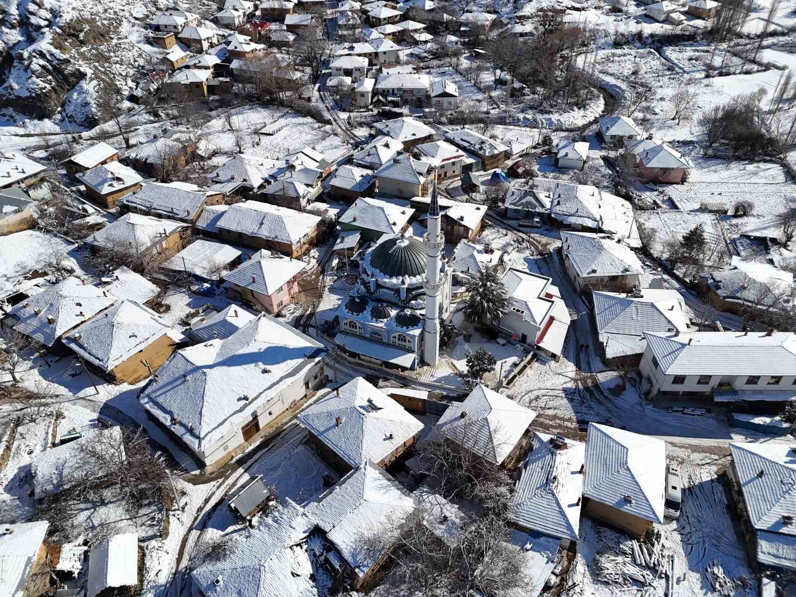 Uşak’ta kartpostallık kar manzaraları